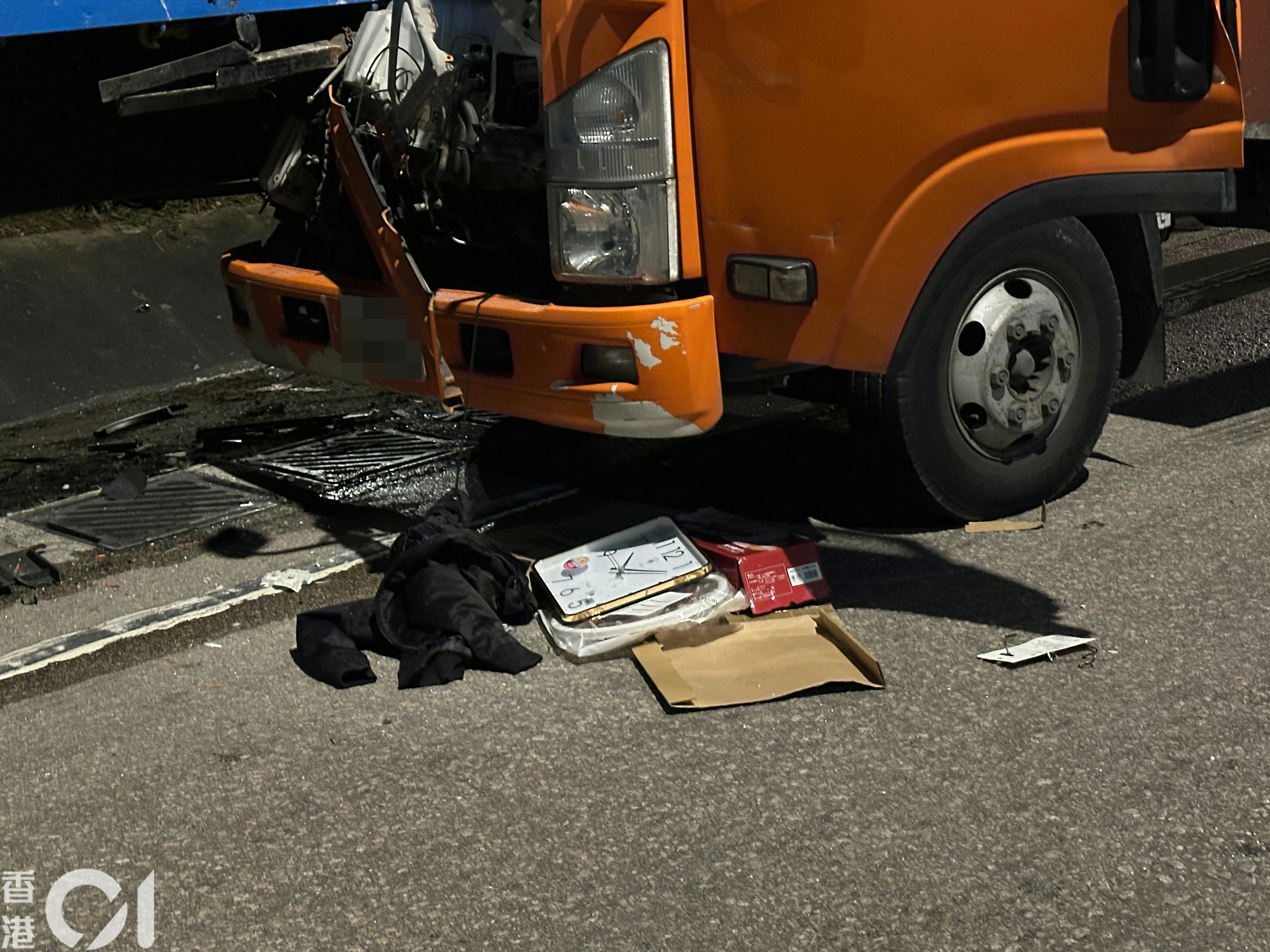 司機昏迷被困車內,現場遺下時鐘及衣物等。(王譯揚攝) 司機昏迷被困車內,現場遺下時鐘及衣物等。(王譯揚攝)