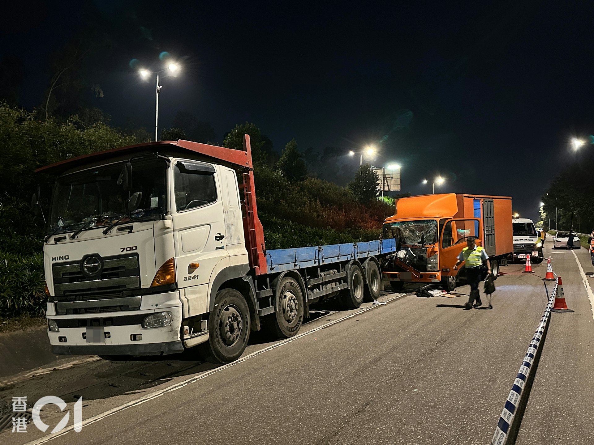 新田公路一輛5.5噸貨車猛撼一輛30噸貨車,車頭被30噸貨車插入,嚴重損毀,司機昏迷一度被困車內。(王譯揚攝) 新田公路一輛5.5噸貨車猛撼一輛30噸貨車,車頭被30噸貨車插入,嚴重損毀,司機昏迷一度被困車內。(王譯揚攝)