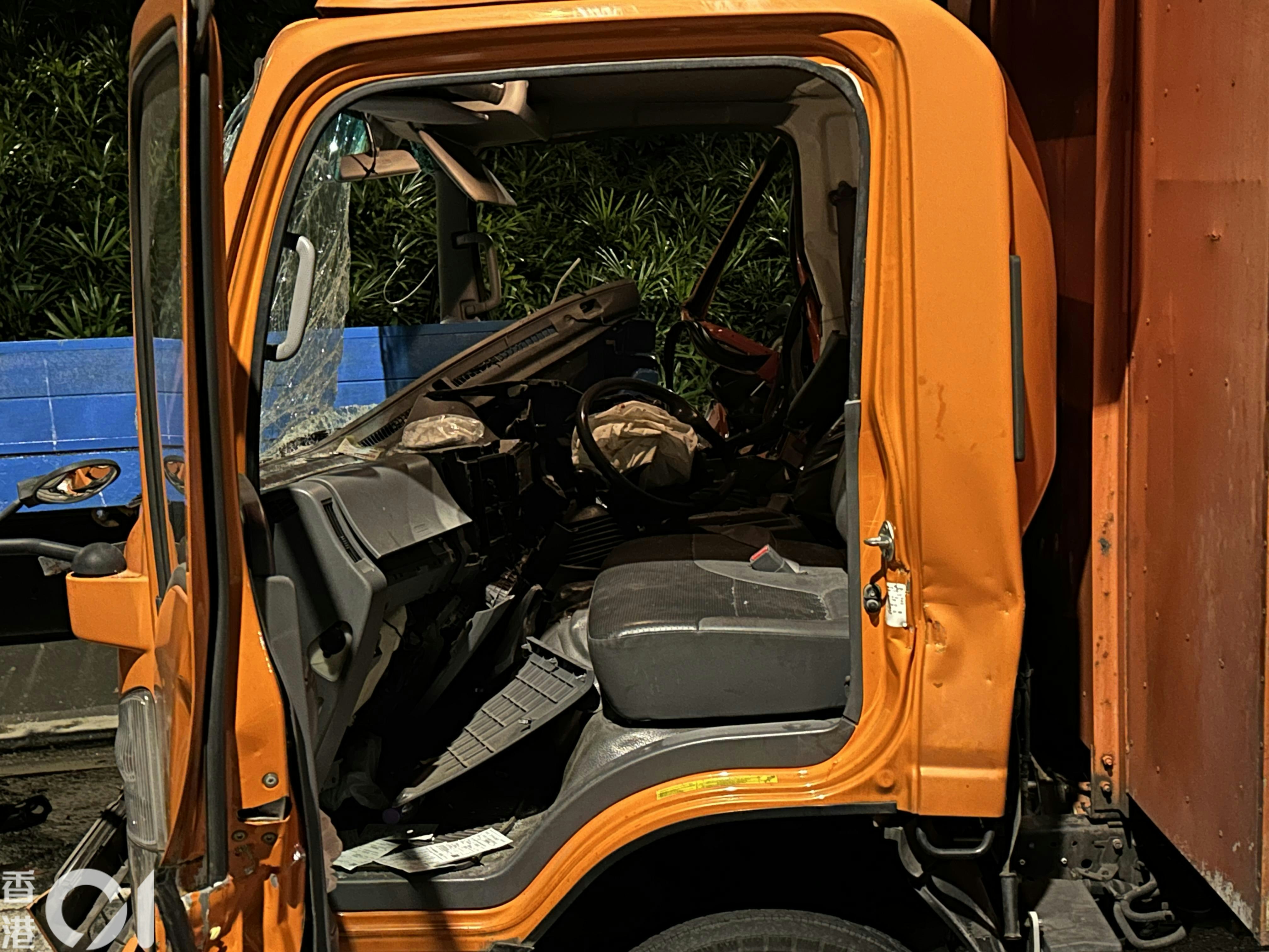 新田公路一輛5.5噸貨車猛撼一輛30噸貨車,車頭被30噸貨車插入,嚴重損毀,安全氣袋彈出染血,司機昏迷一度被困車內。(王譯揚攝) 新田公路一輛5.5噸貨車猛撼一輛30噸貨車,車頭被30噸貨車插入,嚴重損毀,安全氣袋彈出染血,司機昏迷一度被困車內。(王譯揚攝)