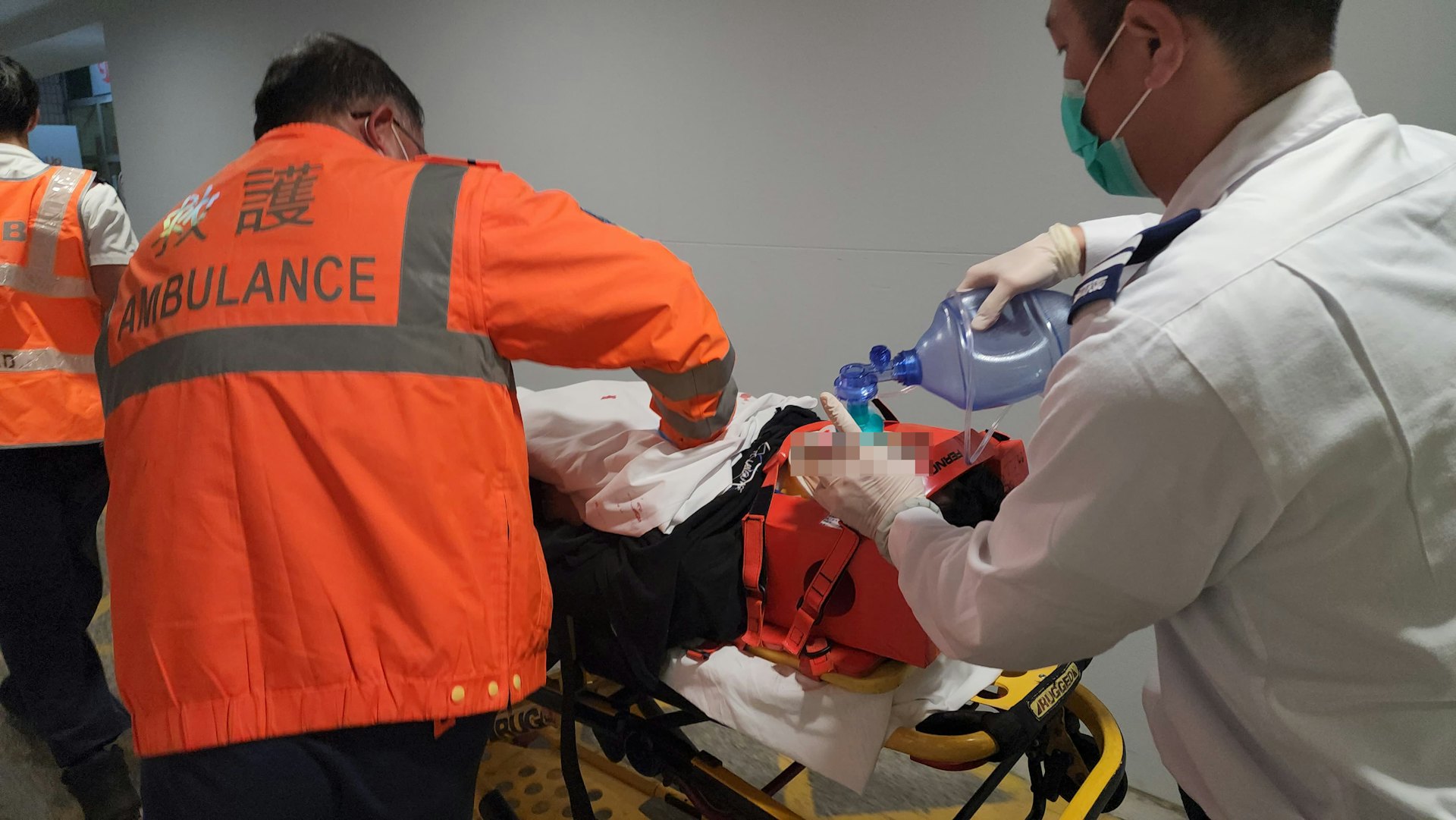 新田公路一輛5.5噸貨車猛撼一輛30噸貨車,司機昏迷一度被困車內,被救出送往北區醫院搶救,送院時要接受心外壓。 新田公路一輛5.5噸貨車猛撼一輛30噸貨車,司機昏迷一度被困車內,被救出送往北區醫院搶救,送院時要接受心外壓。