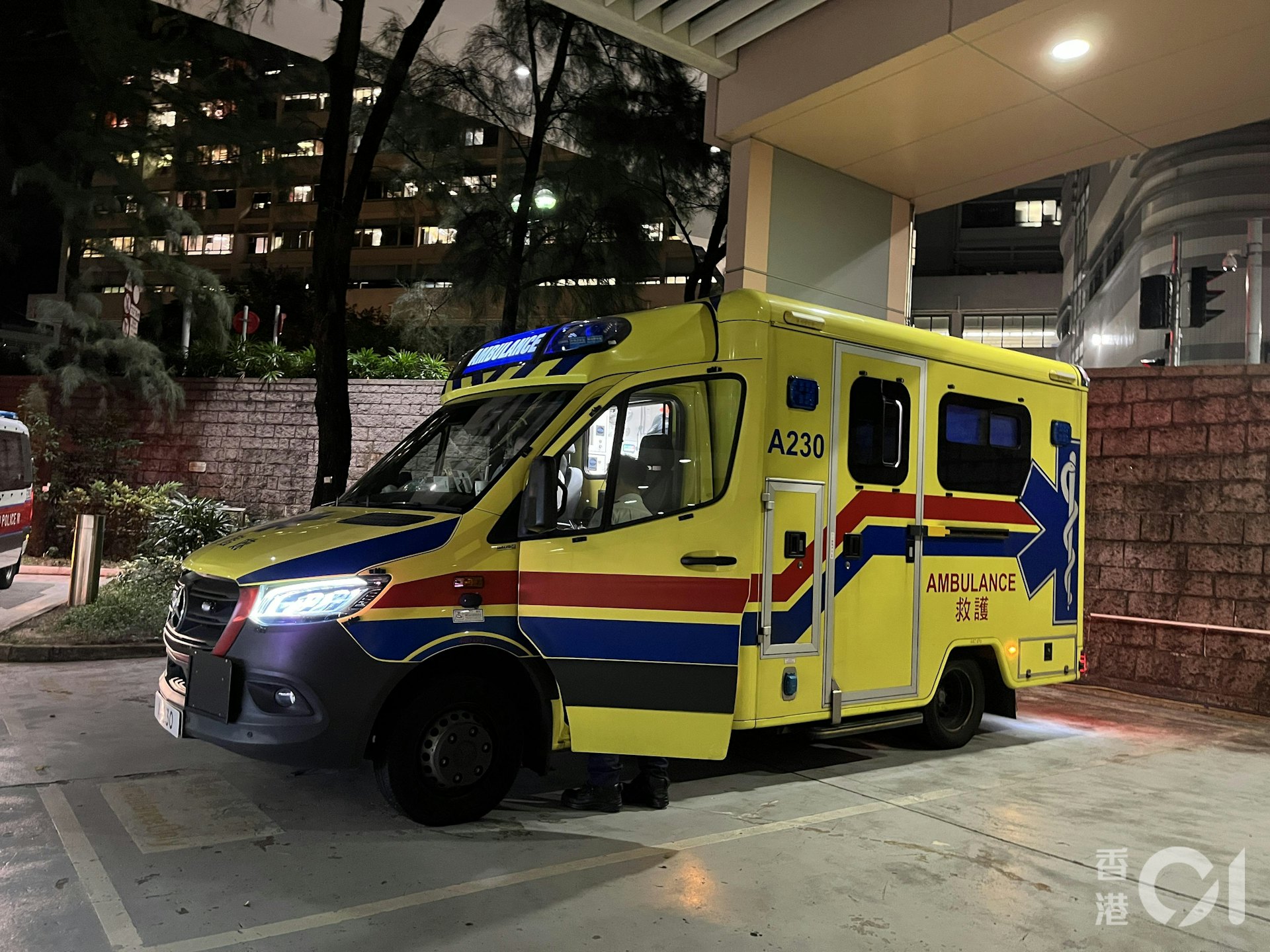 傷者昏迷由救護車送往沙田威爾斯親王醫院搶救。(左朗星攝) 傷者昏迷由救護車送往沙田威爾斯親王醫院搶救。(左朗星攝)