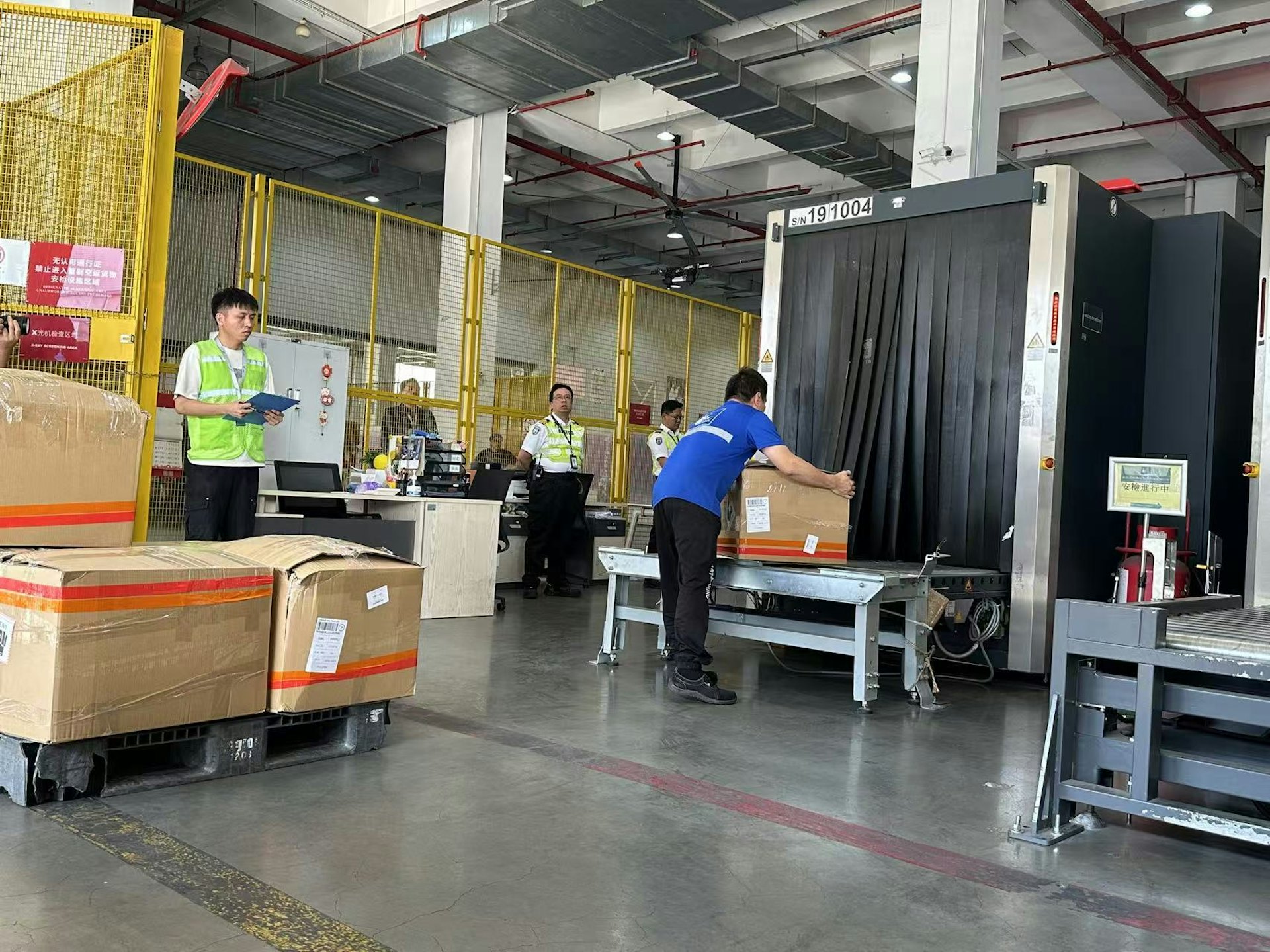 來自大灣區的貨物在空港中心進行安檢、打板等多項工序後,以海路運往香港機場直接裝載到貨機上,發運到全球機場。(朱加樟攝) 來自大灣區的貨物在空港中心進行安檢、打板等多項工序後,以海路運往香港機場直接裝載到貨機上,發運到全球機場。(朱加樟攝)