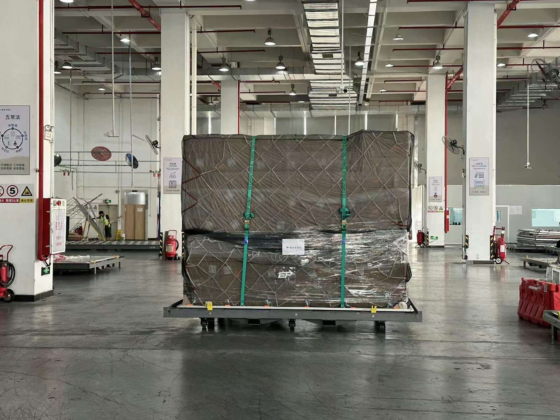 來自大灣區的貨物在空港中心進行安檢、打板等多項工序後,以海路運往香港機場直接裝載到貨機上,發運到全球機場。(朱加樟攝) 來自大灣區的貨物在空港中心進行安檢、打板等多項工序後,以海路運往香港機場直接裝載到貨機上,發運到全球機場。(朱加樟攝)