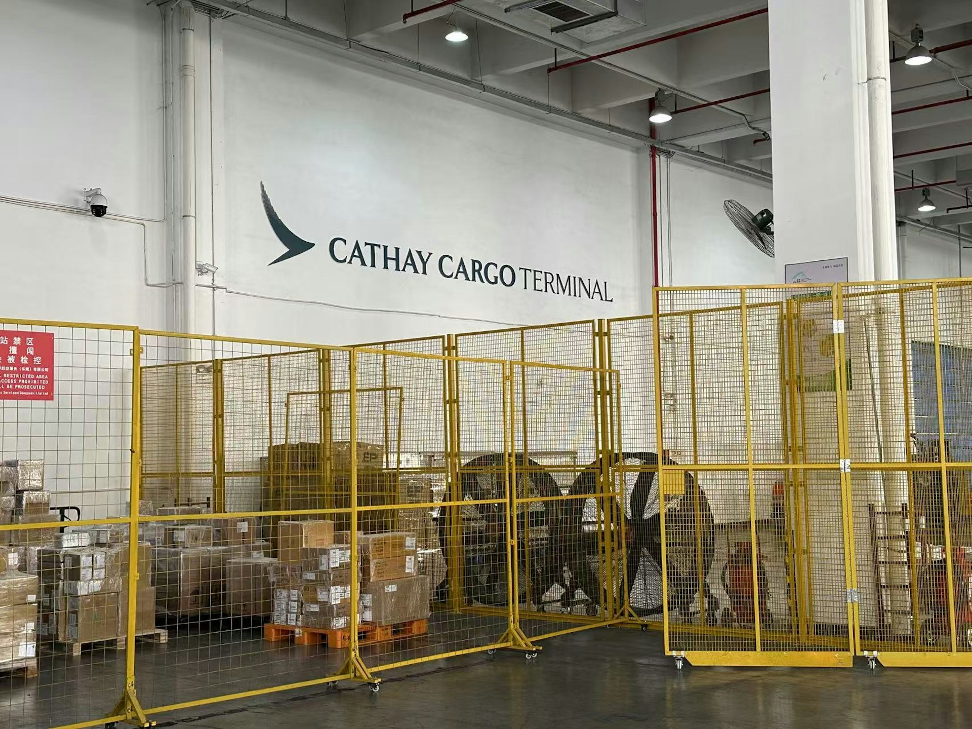 國泰在空港中心的貨運站。(朱加樟攝) 國泰在空港中心的貨運站。(朱加樟攝)