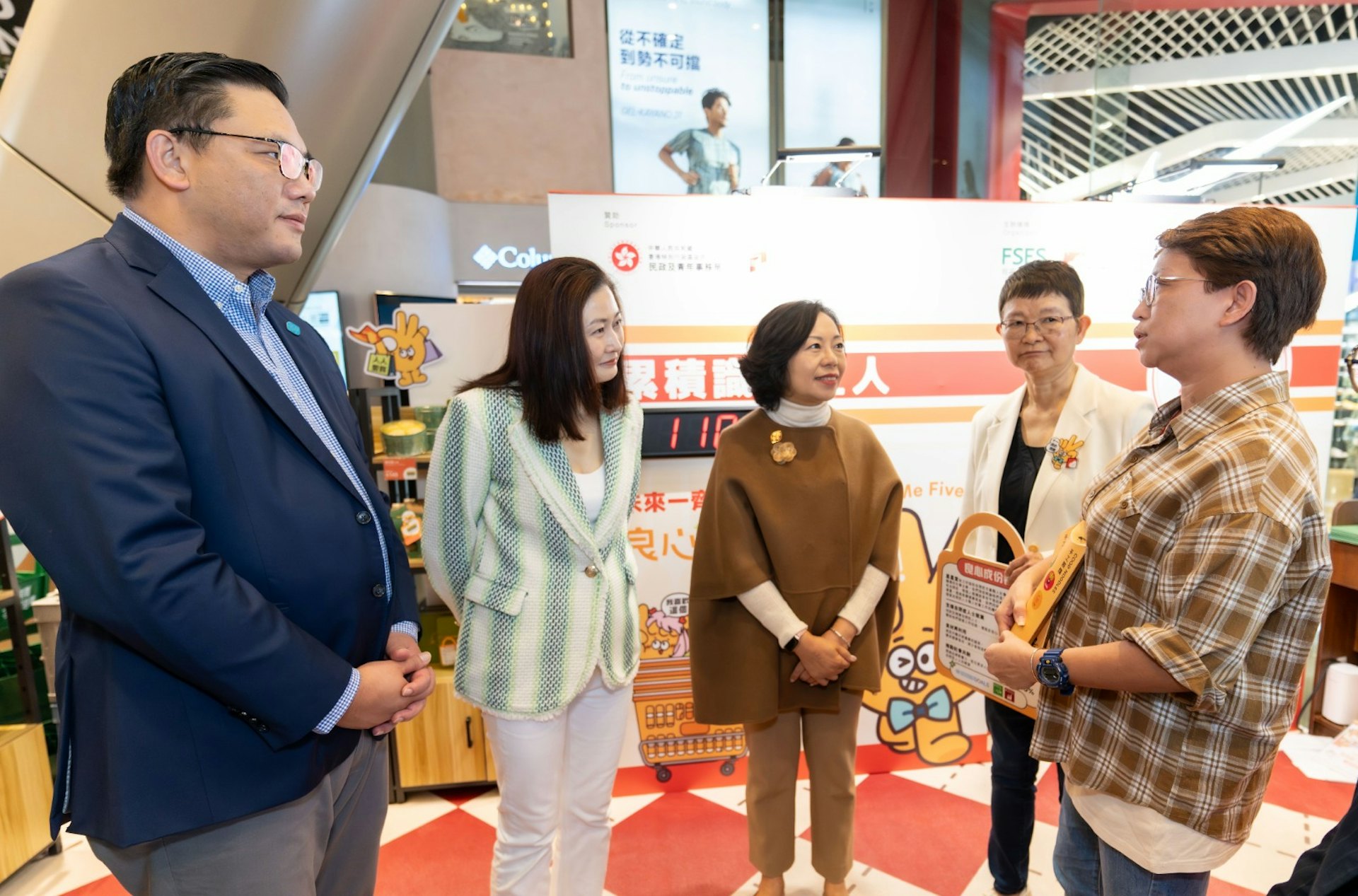 民政及青年事務局局長麥美娟(中)及副局梁宏正(左一)日前旺角朗豪坊商場參觀該「良心便利店」,與社會企業代表及參與設計的年輕人傾談。 民政及青年事務局局長麥美娟(中)及副局梁宏正(左一)日前旺角朗豪坊商場參觀該「良心便利店」,與社會企業代表及參與設計的年輕人傾談。