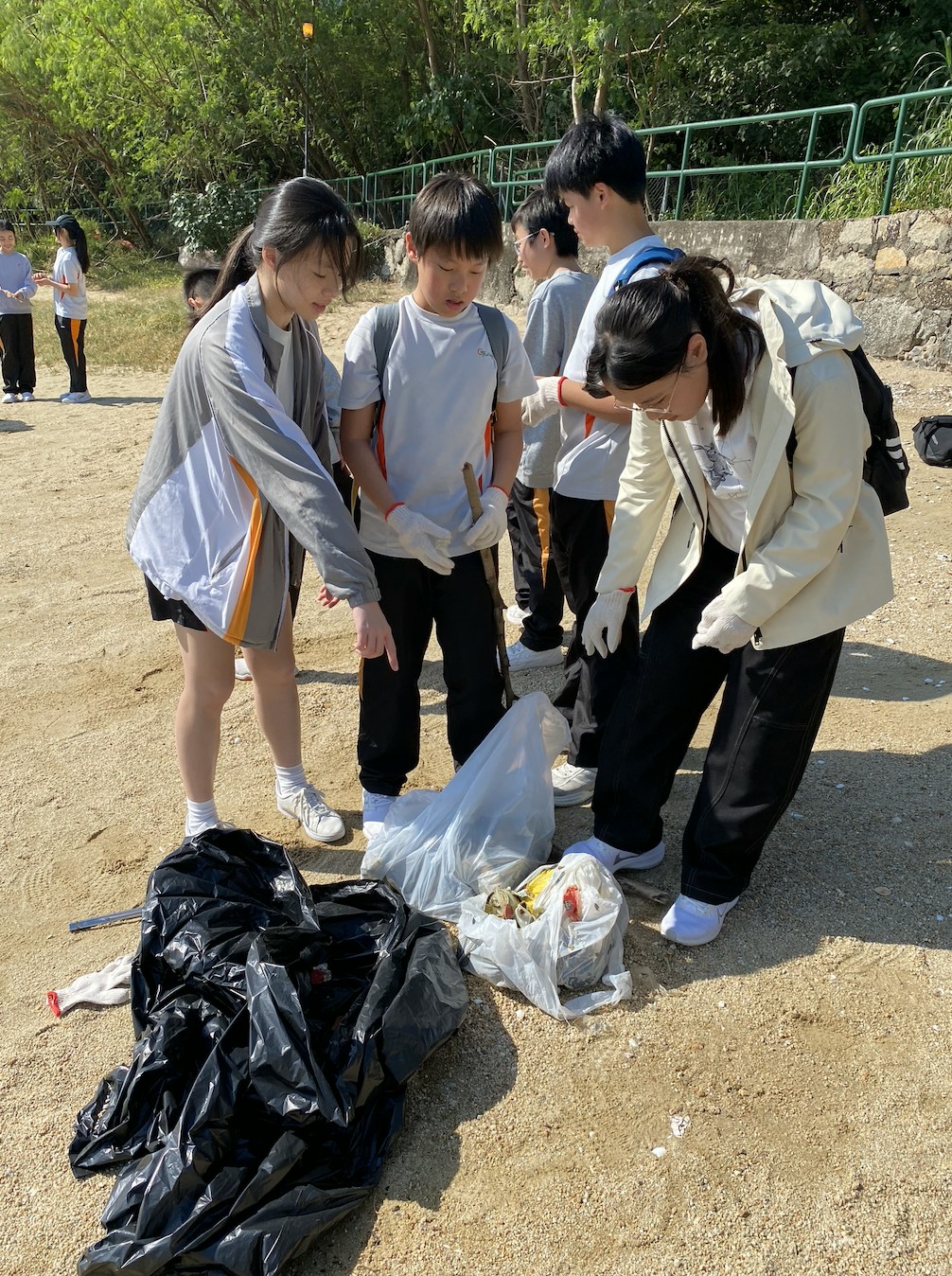 優才（楊殷有娣）書院周一（2日）舉辦淨灘活動，率領70名學生到大嶼山稔樹灣淨灘。（優才書院提供圖片）