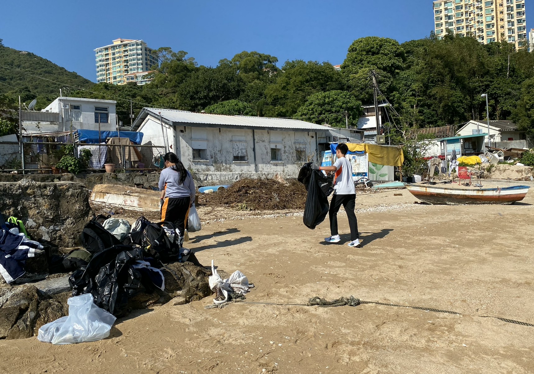 優才（楊殷有娣）書院周一（2日）舉辦淨灘活動，率領70名學生到大嶼山稔樹灣淨灘。（優才書院提供圖片）