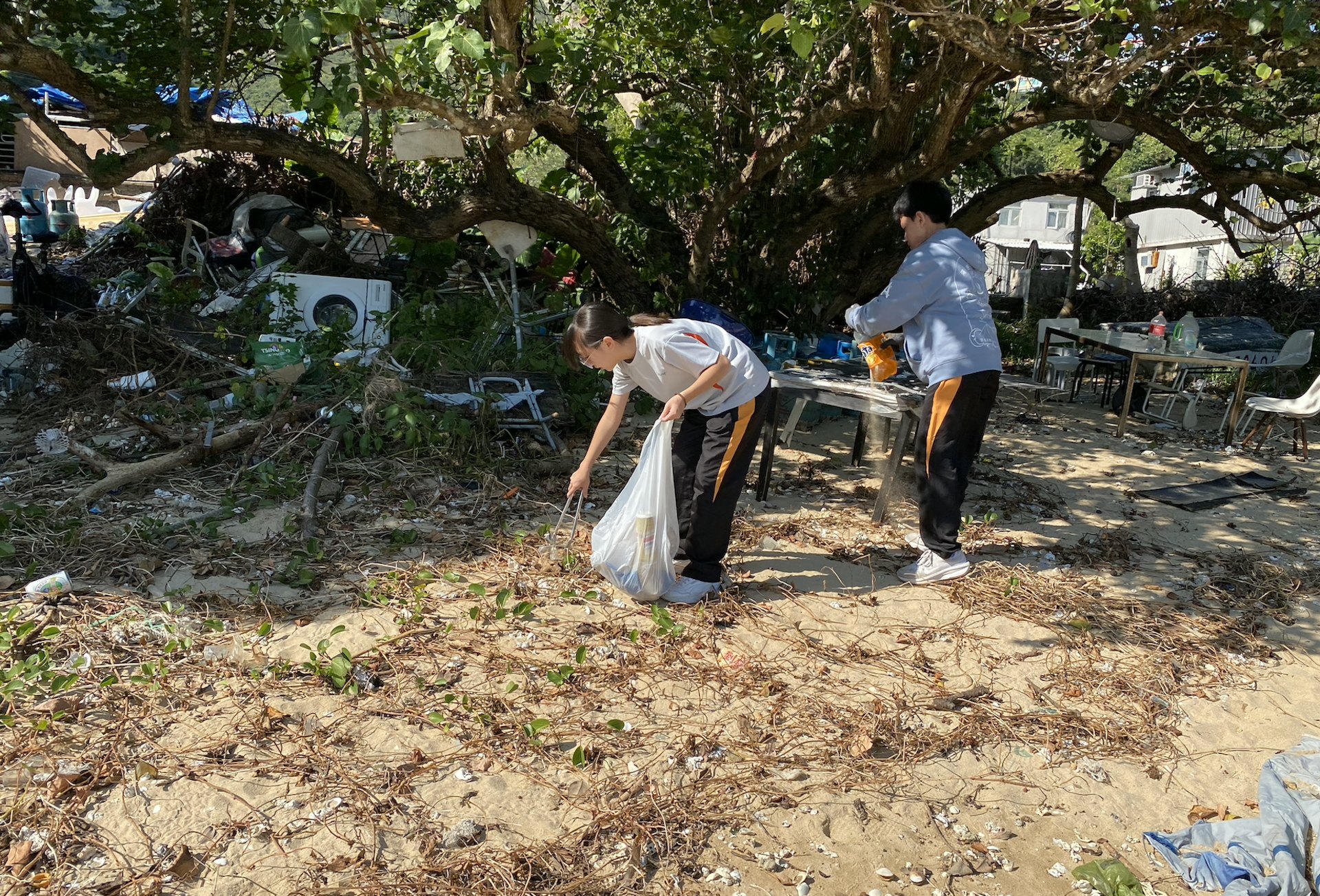 優才(楊殷有娣)書院周一(2日)舉辦淨灘活動,率領70名學生到大嶼山稔樹灣淨灘。(優才書院提供圖片) 優才(楊殷有娣)書院周一(2日)舉辦淨灘活動,率領70名學生到大嶼山稔樹灣淨灘。(優才書院提供圖片)