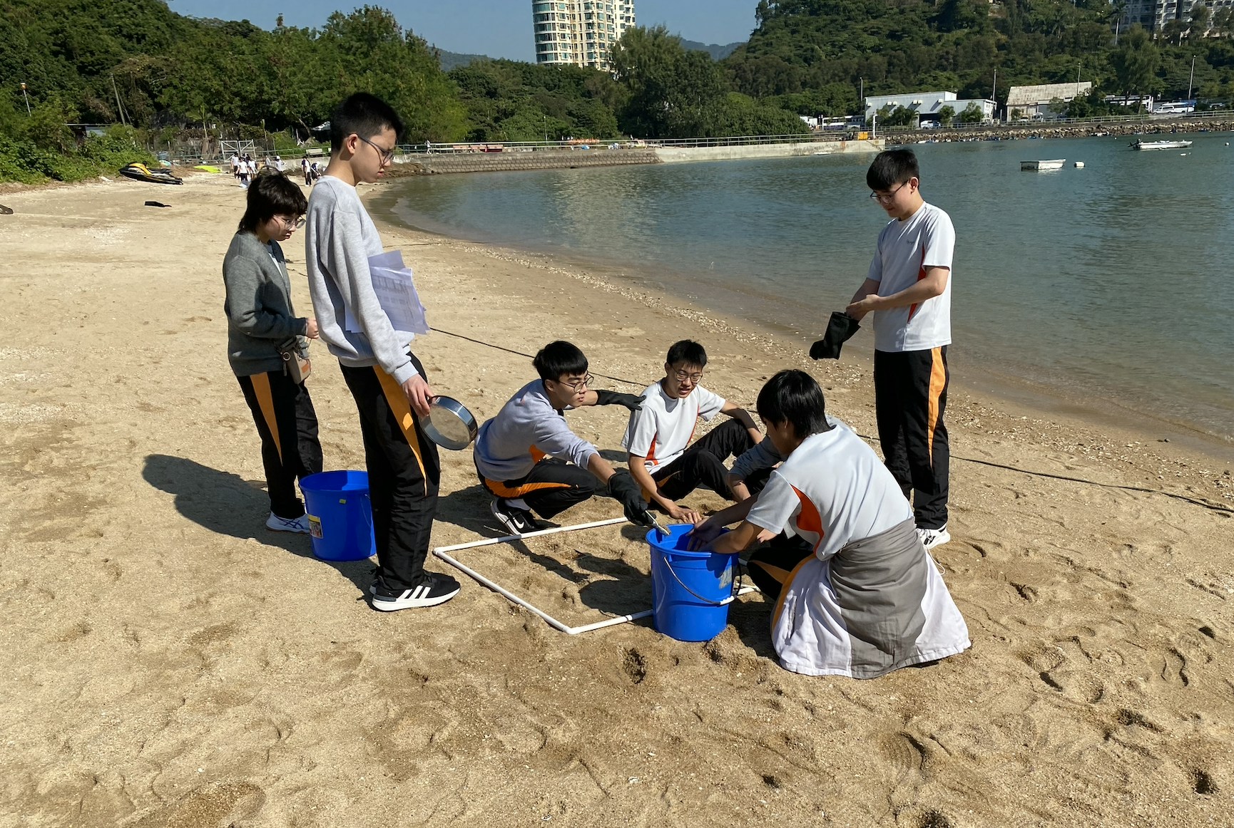 優才（楊殷有娣）書院周一（2日）舉辦淨灘活動，率領70名學生到大嶼山稔樹灣淨灘。（優才書院提供圖片）