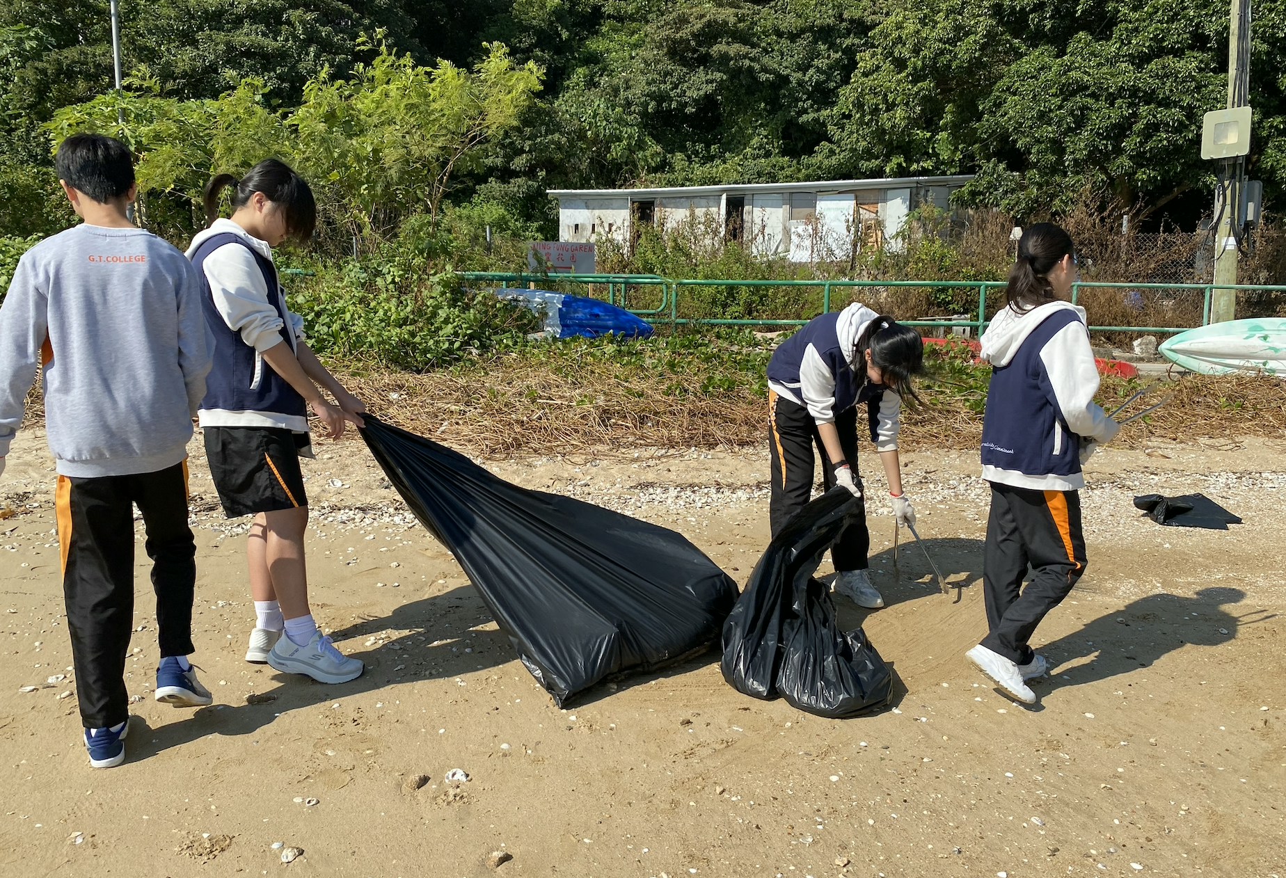 優才（楊殷有娣）書院周一（2日）舉辦淨灘活動，率領70名學生到大嶼山稔樹灣淨灘。（優才書院提供圖片）