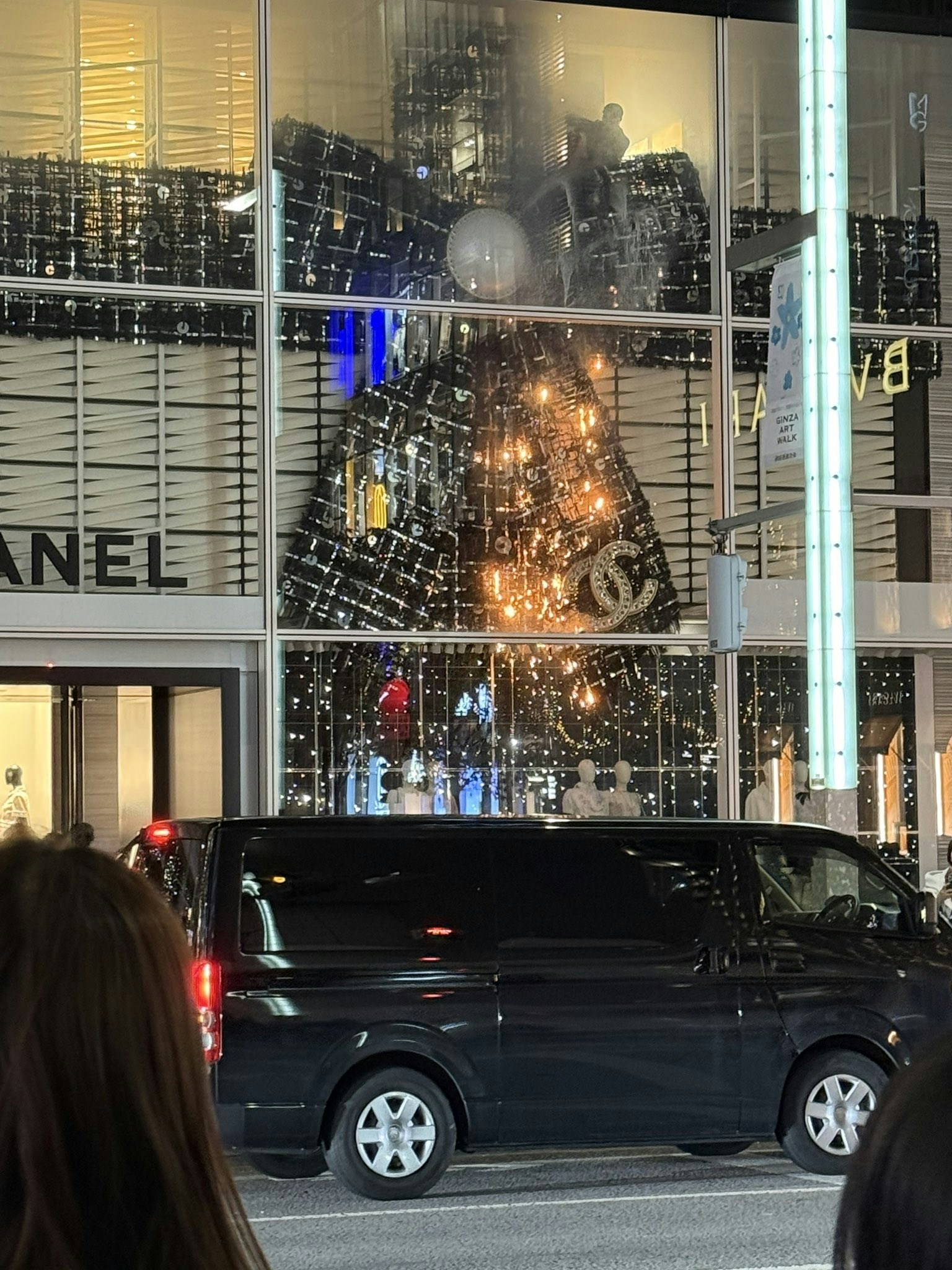 CHANEL位于日本东京银座的分店发生火警，店内巨型蝴蝶结圣诞装饰突然冒烟起火，职员立即用灭火筒尝试扑火。 （X图片）