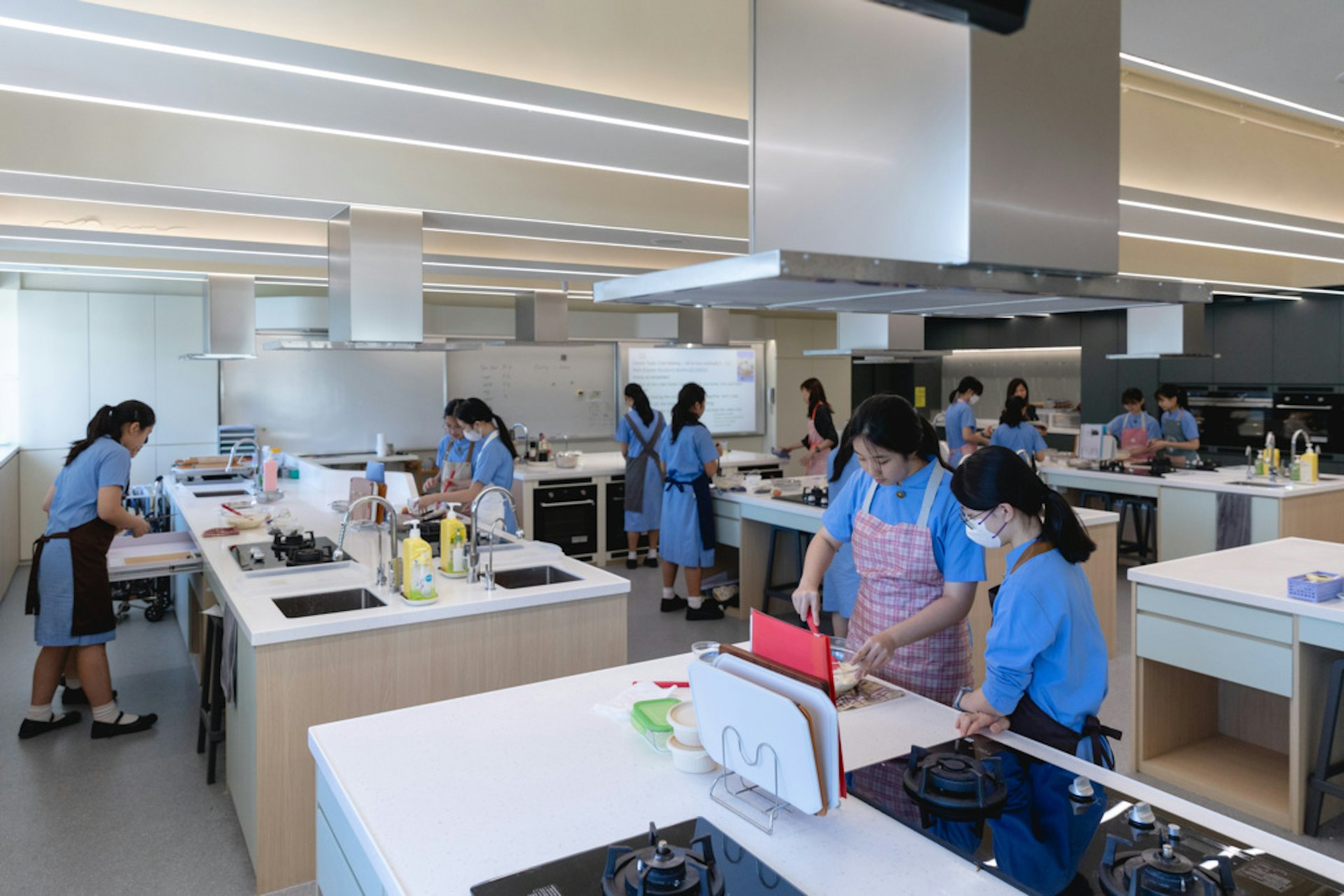 香港真光書院去年全面優化家政室,配備最頂尖的廚房用具,有8部嵌入式煤氣焗爐及2部嵌入式蒸焗爐。(夏家朗攝) 香港真光書院去年全面優化家政室,配備最頂尖的廚房用具,有8部嵌入式煤氣焗爐及2部嵌入式蒸焗爐。(夏家朗攝)