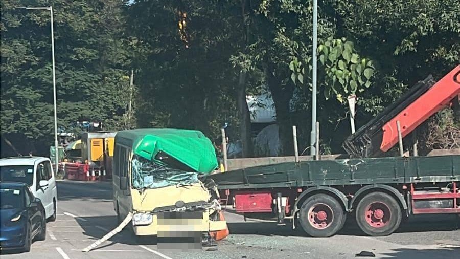 打鼓嶺文錦渡路專線小巴撼吊臂車 4人受傷送院 打鼓嶺文錦渡路專線小巴撼吊臂車 4人受傷送院