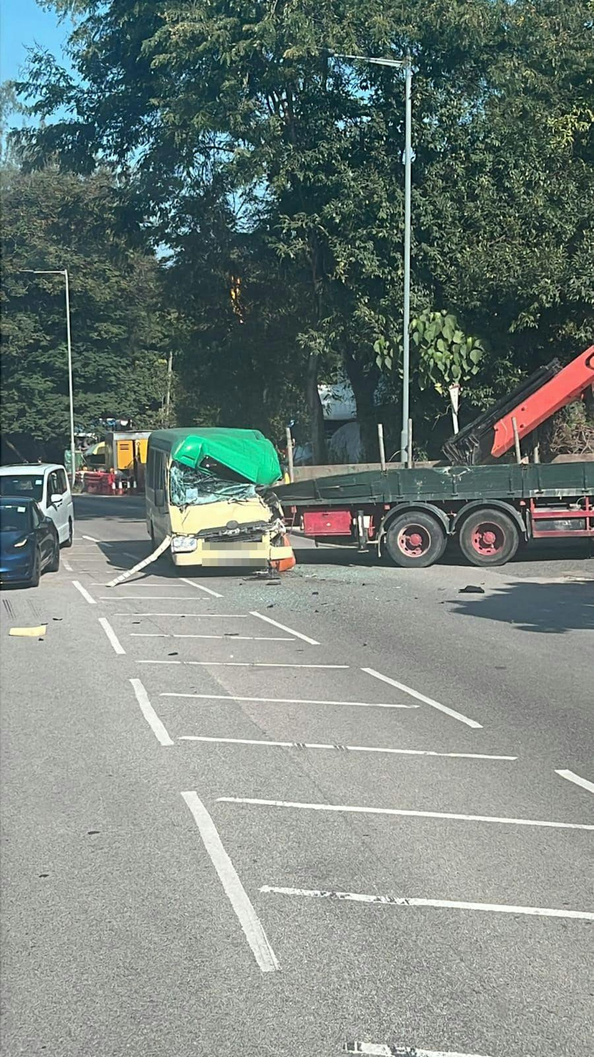 小巴撞吊臂車尾。(Facebook「車CAM L」群組圖片) 小巴撞吊臂車尾。(Facebook「車CAM L」群組圖片)