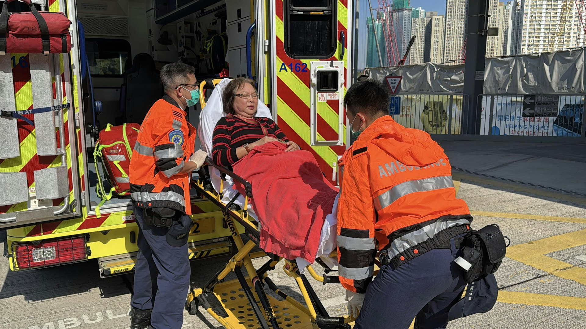 小巴乘客送院治理。(翁鈺輝攝) 小巴乘客送院治理。(翁鈺輝攝)