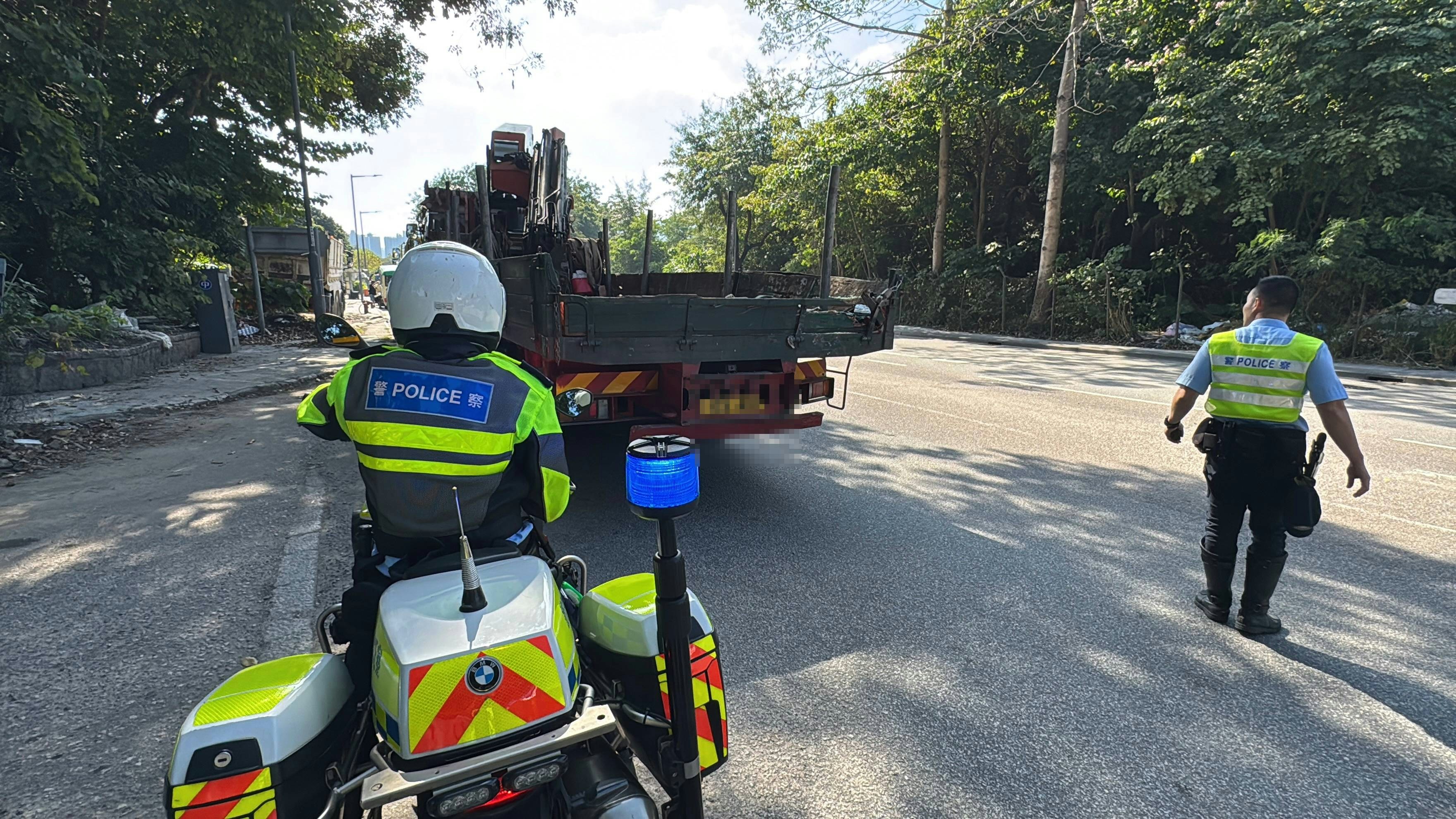 吊臂車右邊車尾損毀。（翁鈺輝攝）