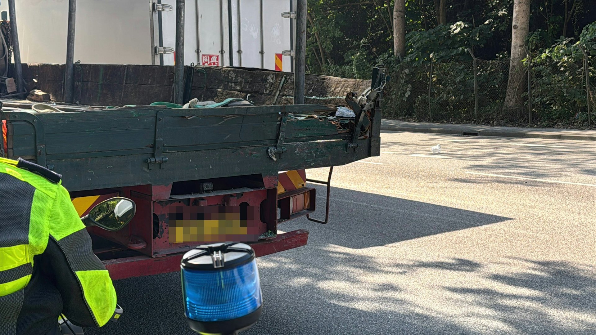 吊臂車右邊車尾損毀。(翁鈺輝攝) 吊臂車右邊車尾損毀。(翁鈺輝攝)