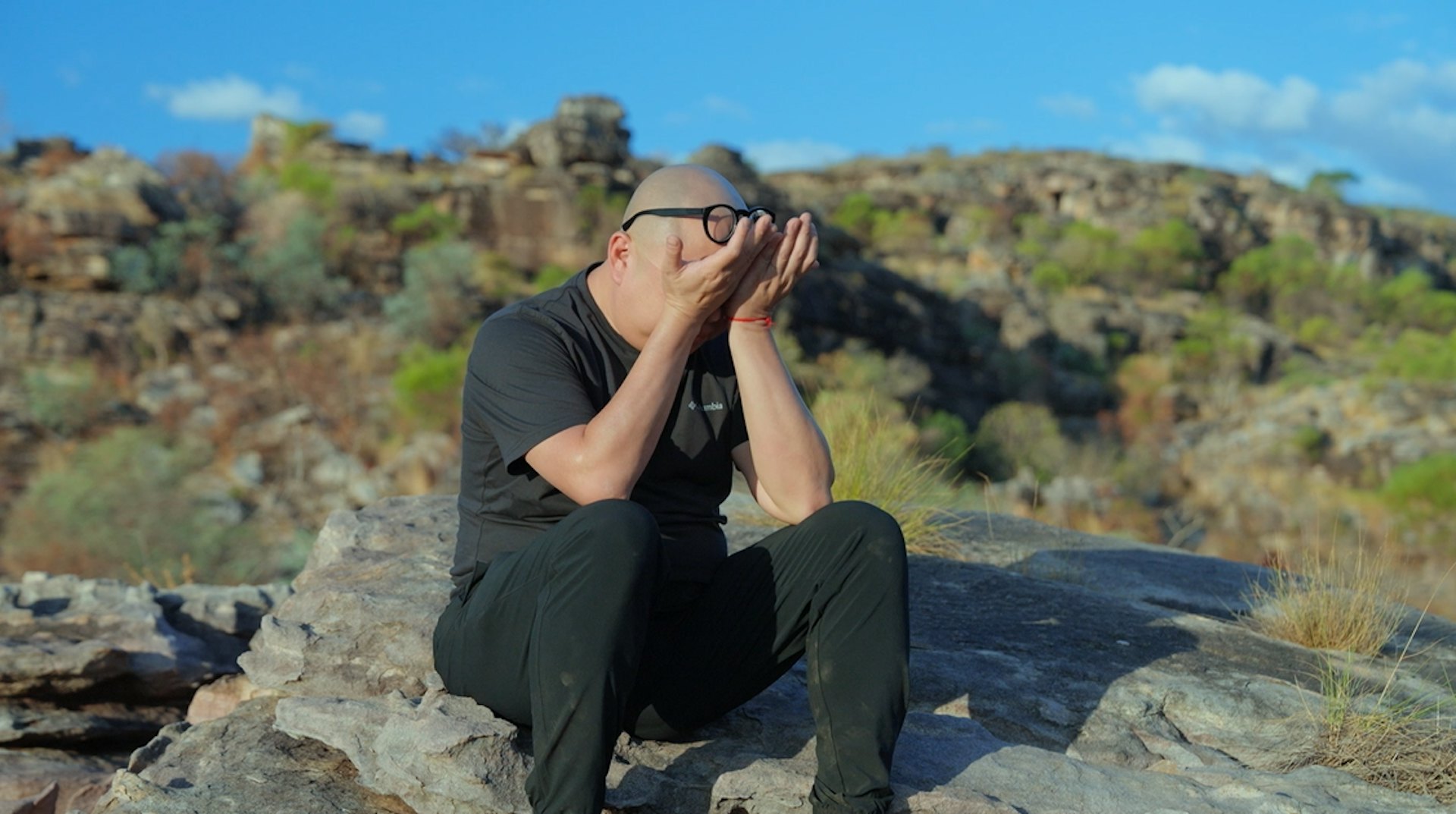 但當佢睇片,見到媽咪好懷念自己細個對佢黐身黐勢嘅日子時,阿Bob即自責爆喊。 但當佢睇片,見到媽咪好懷念自己細個對佢黐身黐勢嘅日子時,阿Bob即自責爆喊。