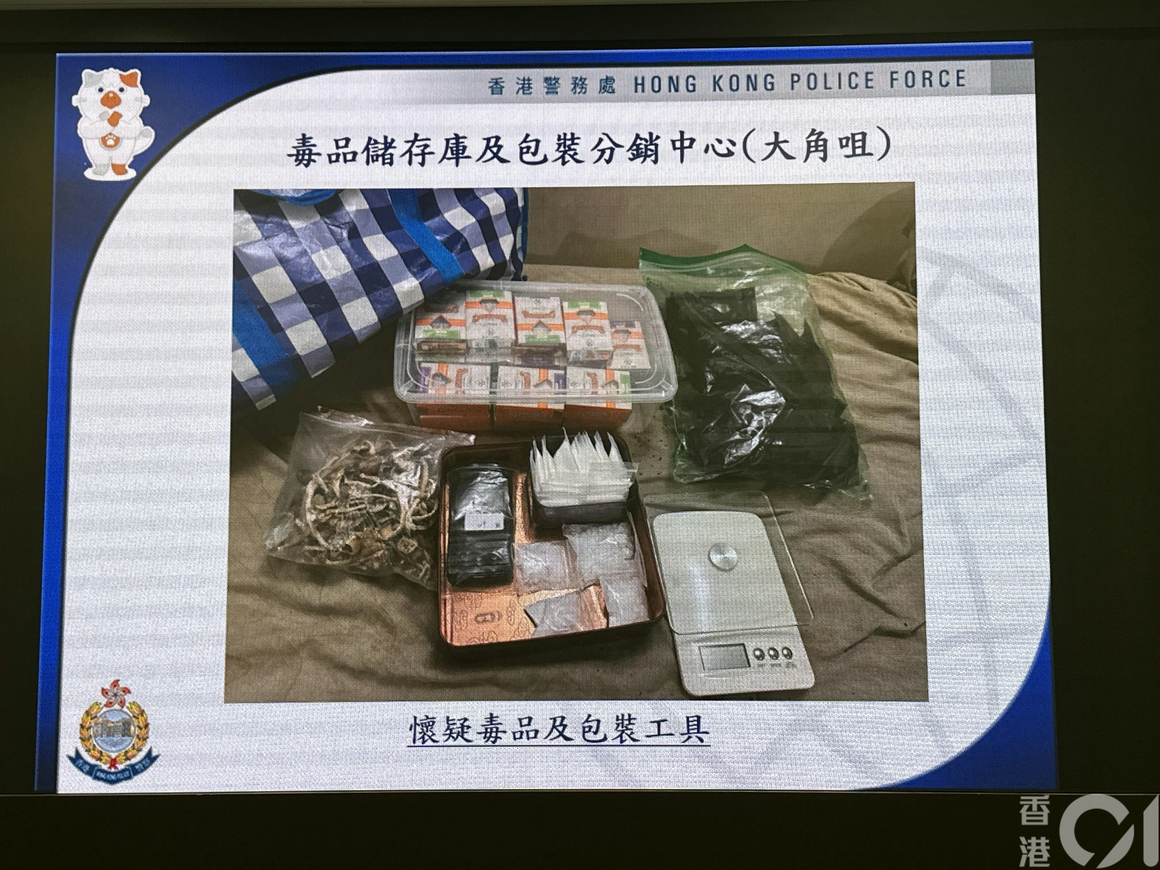 警方行動中搗破太空油處理中心及儲存倉，並檢獲依托咪酯粉末及太空油煙彈。（黃煦緻攝）