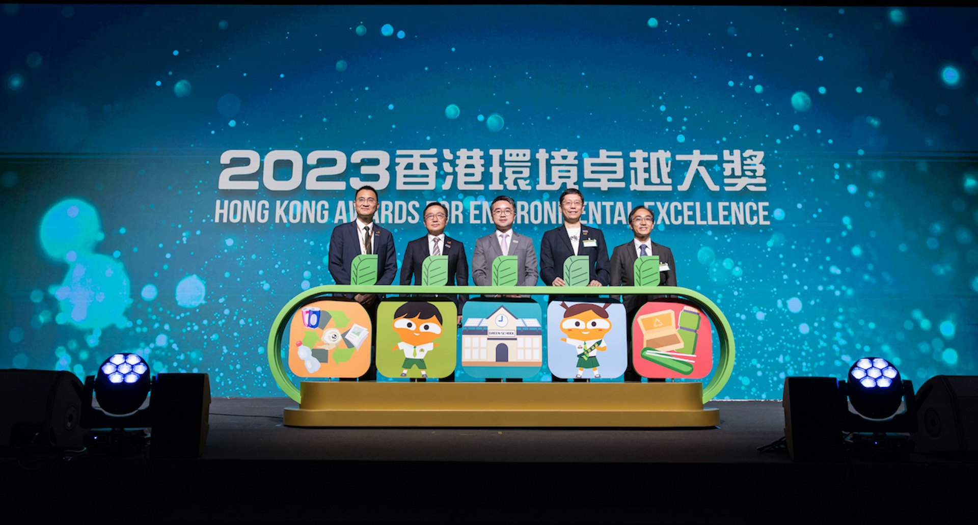 教育局副局長施俊輝博士(中)、環境及生態局氣候變化專員黃傳輝(左一)、環境及自然保育基金委員會主席鄭錦鐘博士(左二)、教育工作小組召集人黃志強(右一)、環境運動委員會主席黃傑龍教授(右二) 教育局副局長施俊輝博士(中)、環境及生態局氣候變化專員黃傳輝(左一)、環境及自然保育基金委員會主席鄭錦鐘博士(左二)、教育工作小組召集人黃志強(右一)、環境運動委員會主席黃傑龍教授(右二)