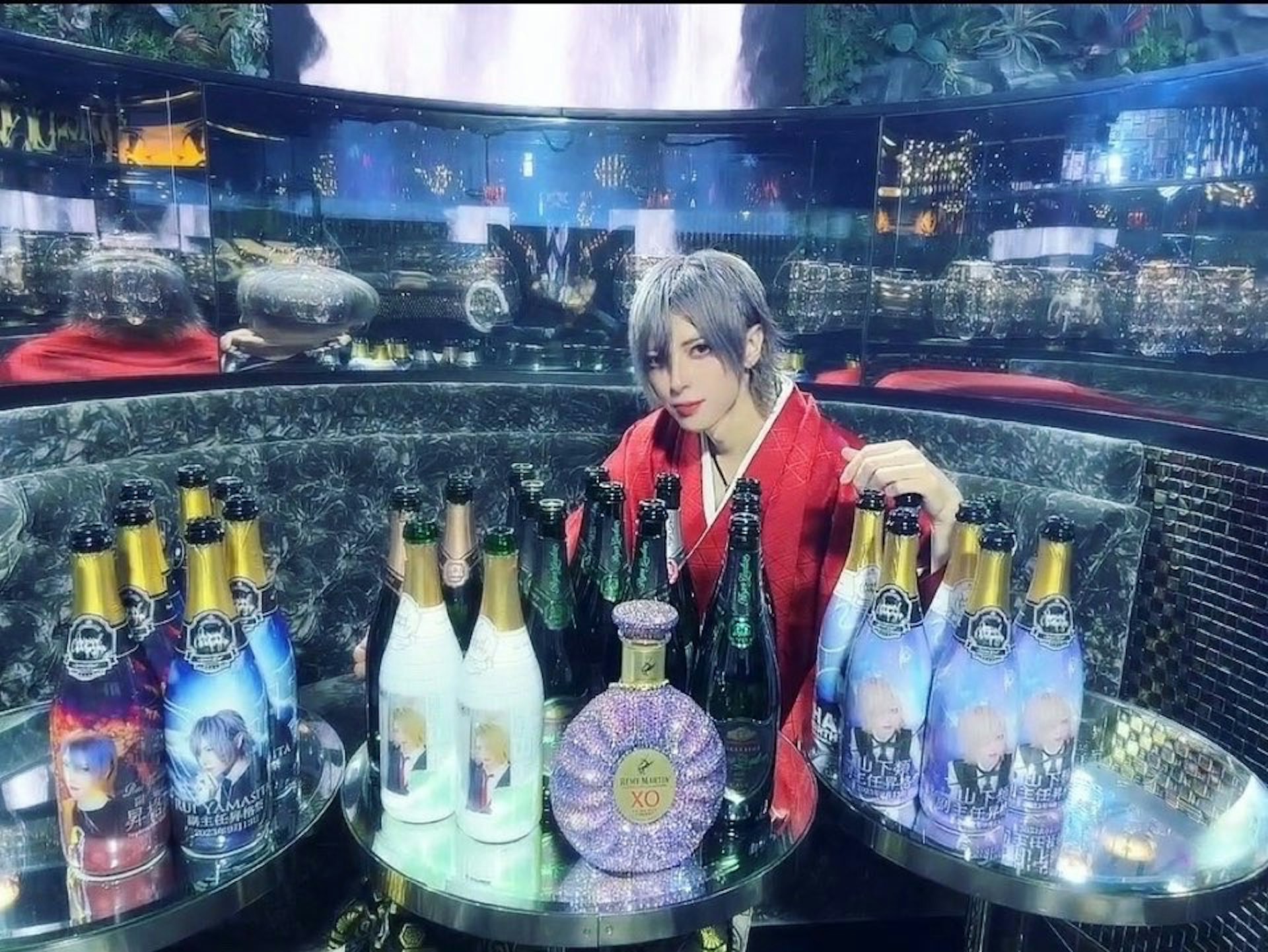 拥有药剂师资格的牛郎「月神ルイ」(X:@yukiamesora04)