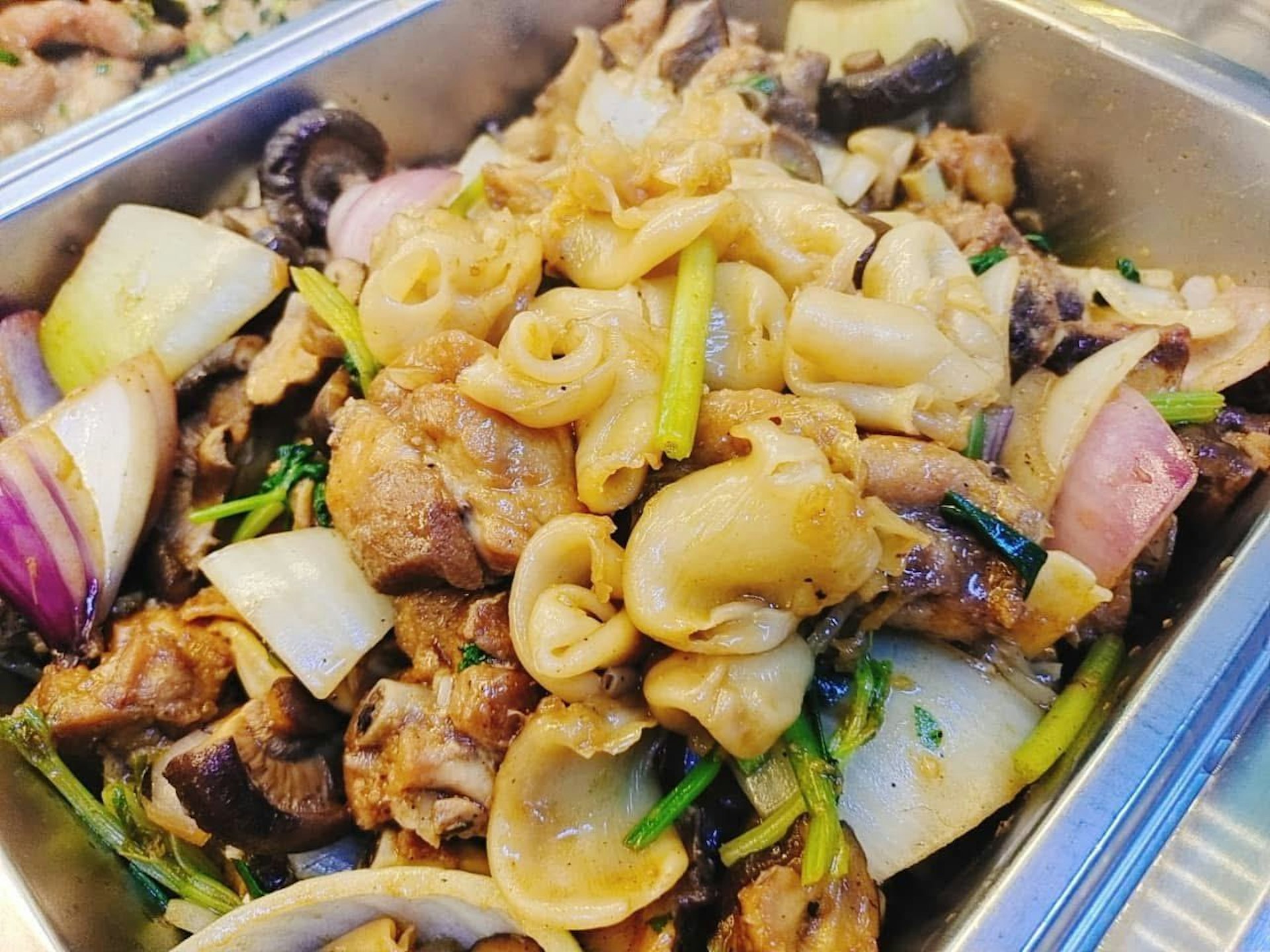 店鋪亦以「良心菜式」作招徠,每日提供10種以上菜式,有時亦會包含貴價食材花膠、鮑魚等。(膳廚Facebook) 店鋪亦以「良心菜式」作招徠,每日提供10種以上菜式,有時亦會包含貴價食材花膠、鮑魚等。(膳廚Facebook)