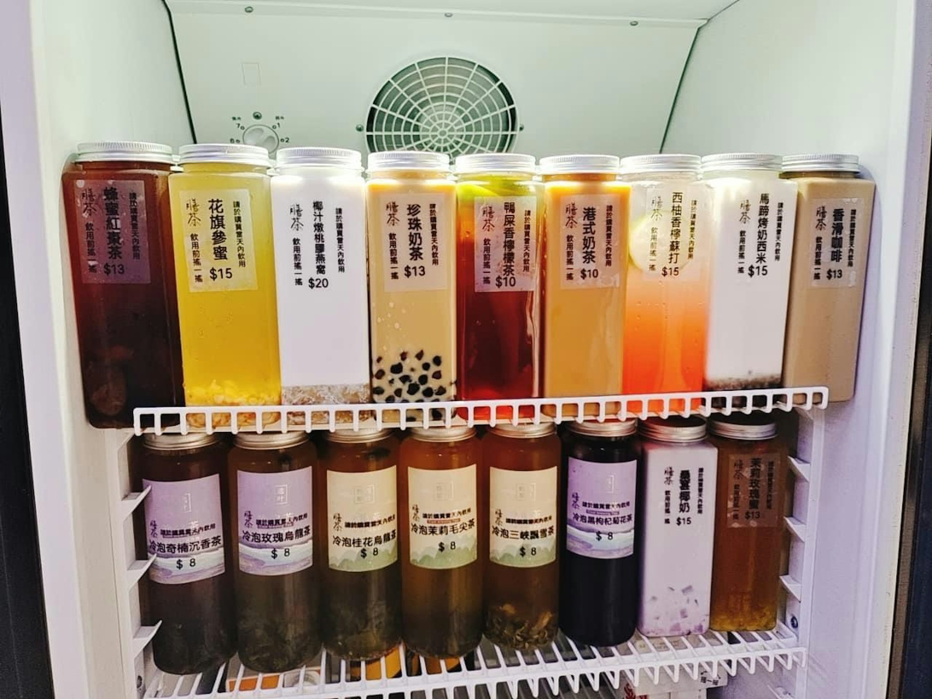 除了提供菜式,膳廚亦售賣自製飲品,價錢亦同樣宜人,如椰汁燉桃膠燕窩一支僅賣20元。(膳廚Facebook) 除了提供菜式,膳廚亦售賣自製飲品,價錢亦同樣宜人,如椰汁燉桃膠燕窩一支僅賣20元。(膳廚Facebook)