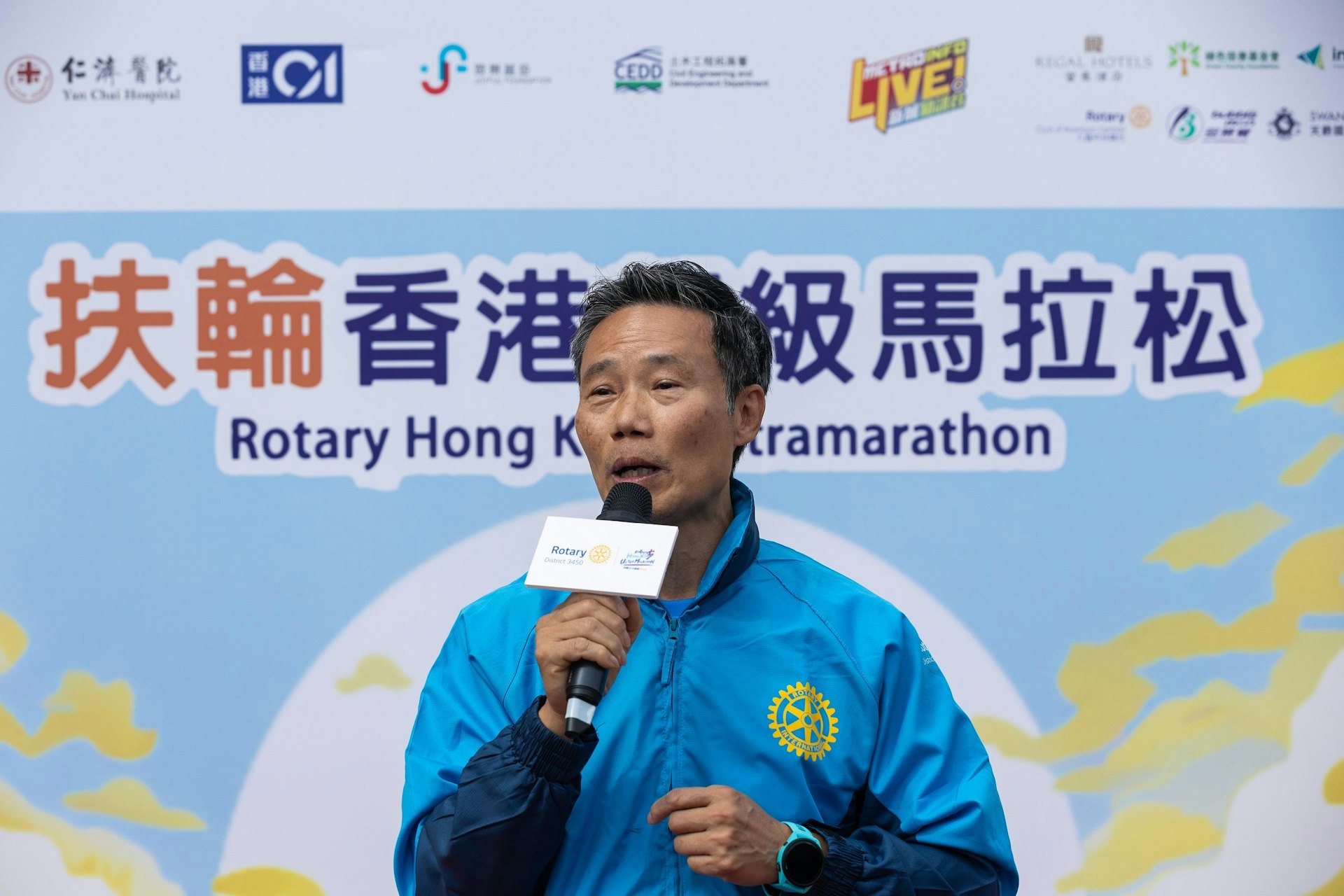 國際扶輪3450地區剛卸任總監李兆民先生於台上致辭。(蘇煒然攝) 國際扶輪3450地區剛卸任總監李兆民先生於台上致辭。(蘇煒然攝)