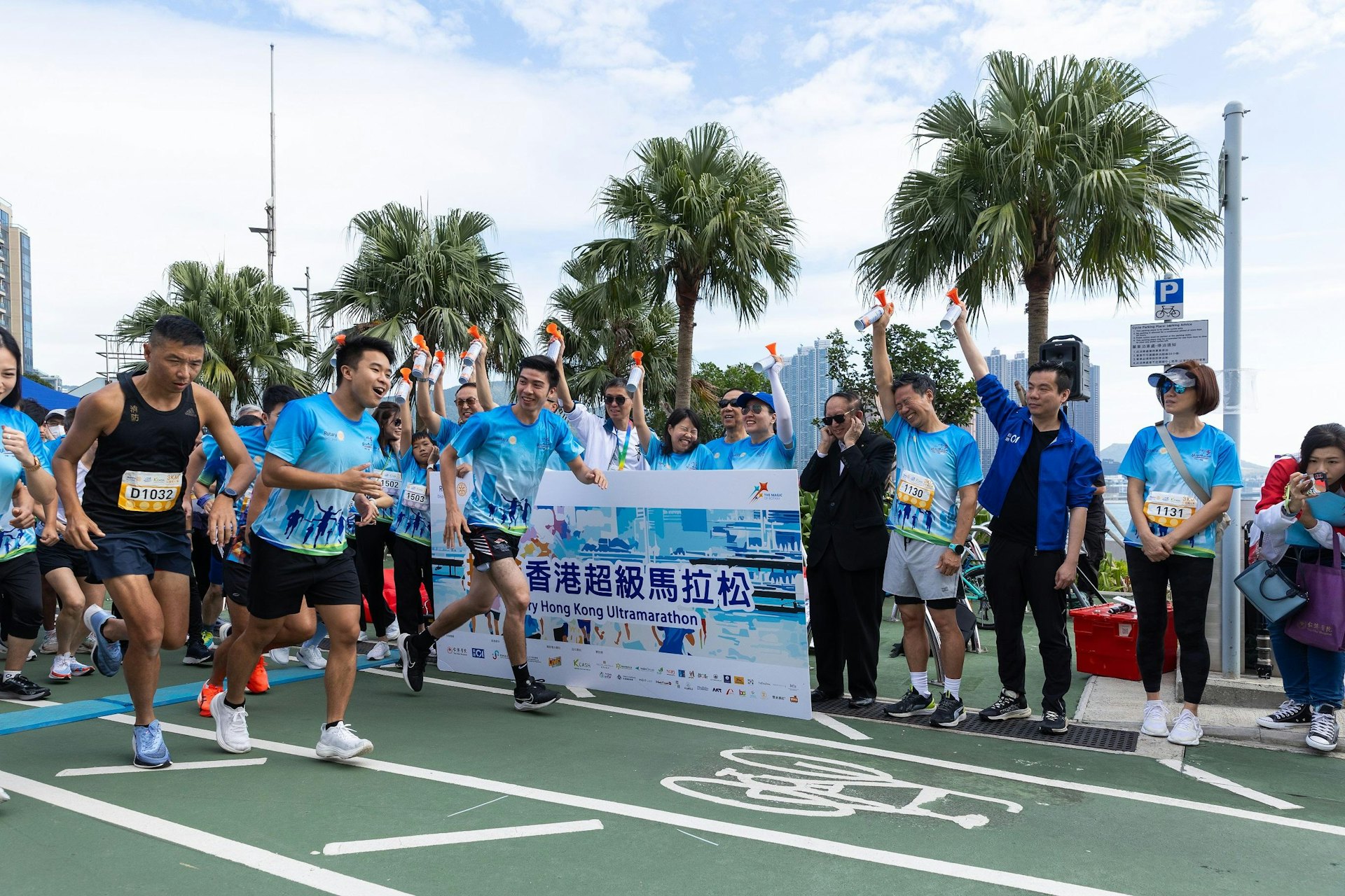 活動鳴槍禮,由主禮及頒獎嘉賓鳴槍,一眾體壇健將作領跑員。(蘇煒然攝) 活動鳴槍禮,由主禮及頒獎嘉賓鳴槍,一眾體壇健將作領跑員。(蘇煒然攝)