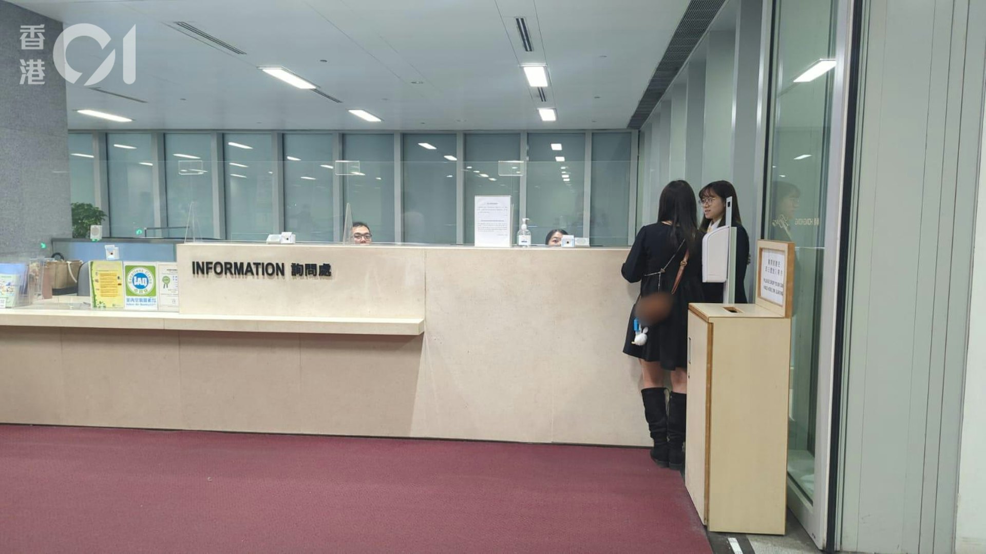 陳小姐上周五(11月29日)收到「保安局曾建龍主任」電話後,到政府總部詢問處查詢應約見「曾建龍主任」,但詢問處職員查無此人。(譚曉彤攝) 陳小姐上周五(11月29日)收到「保安局曾建龍主任」電話後,到政府總部詢問處查詢應約見「曾建龍主任」,但詢問處職員查無此人。(譚曉彤攝)