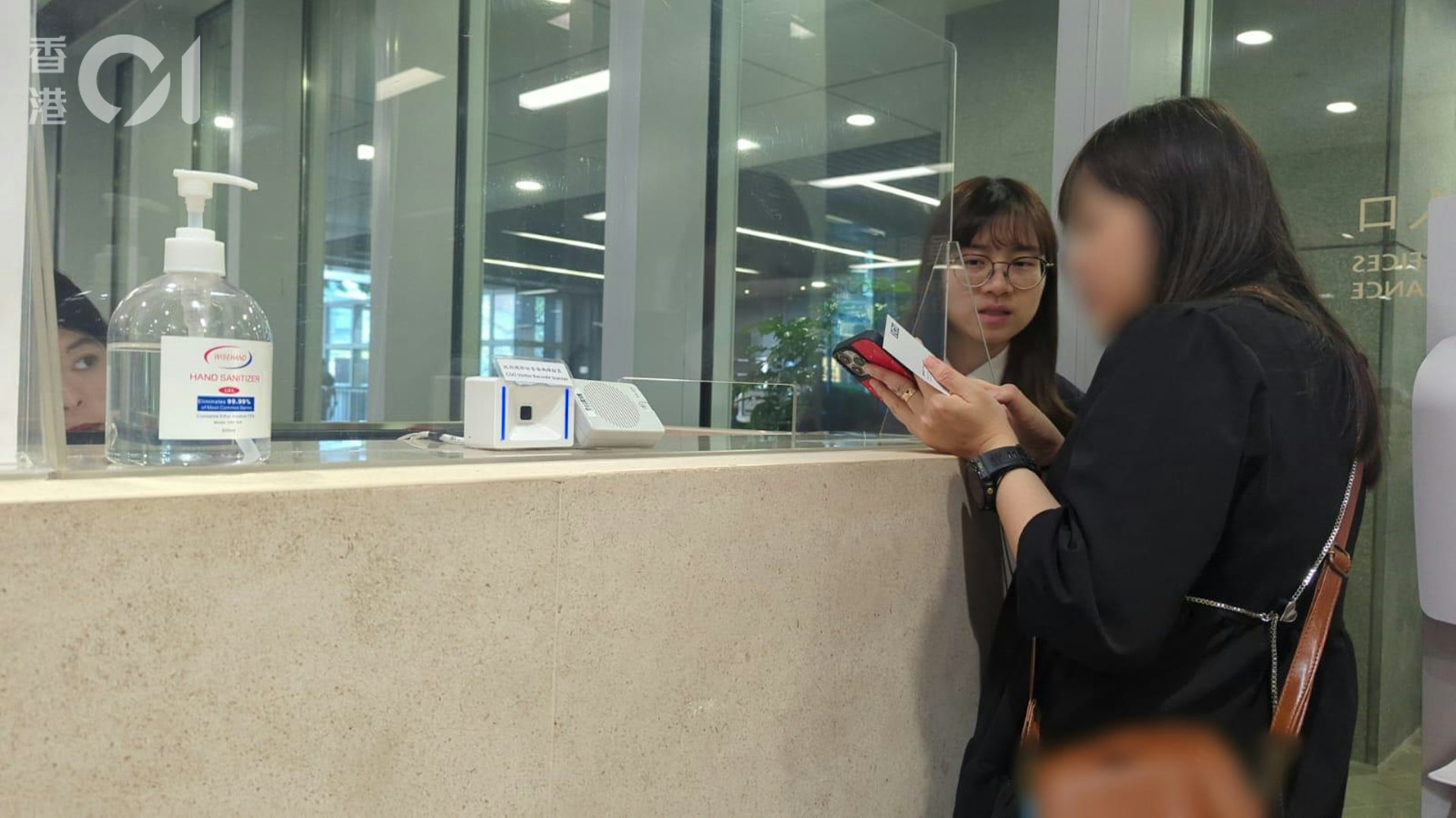 陳小姐上周五收到「保安局曾建龍主任」電話後,到政總詢問處查詢。(譚曉彤攝) 陳小姐上周五收到「保安局曾建龍主任」電話後,到政總詢問處查詢。(譚曉彤攝)