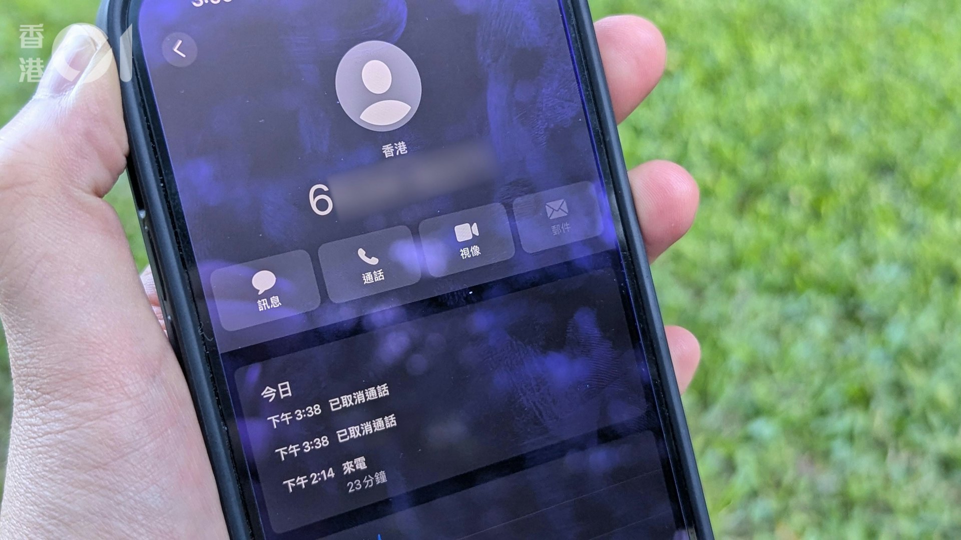 陳小姐與「保安局曾建龍主任」通話23分鐘後趕到政總。(譚曉彤攝) 陳小姐與「保安局曾建龍主任」通話23分鐘後趕到政總。(譚曉彤攝)