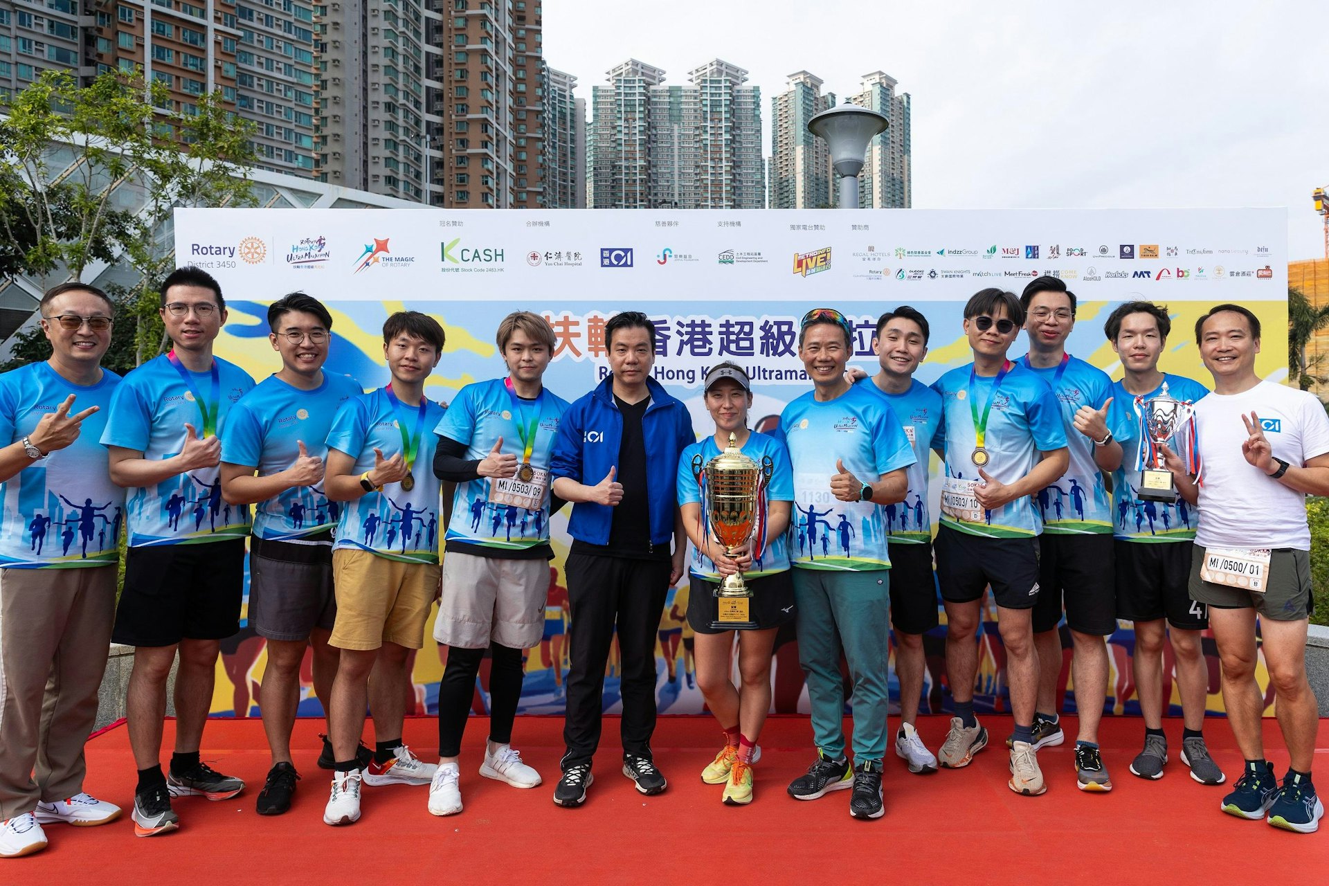 由頒獎嘉賓代表,頒發不同獎項予一眾跑手。(蘇煒然攝) 由頒獎嘉賓代表,頒發不同獎項予一眾跑手。(蘇煒然攝)