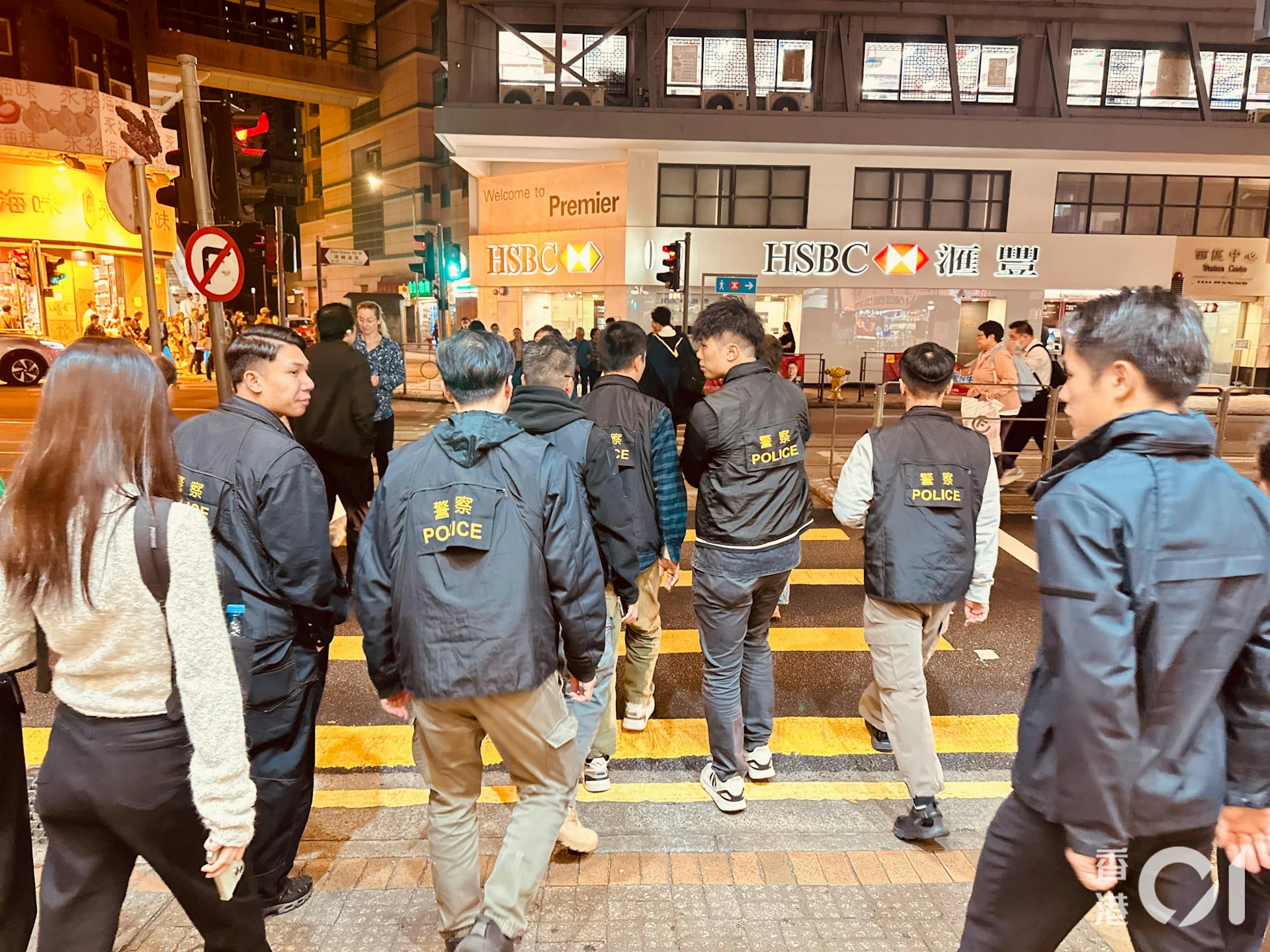 警方一連兩日(2至3日)展開代號反罪惡行動,搜查多間娛樂場所,再就11月19日西營盤傷人案拘捕一名32歲非華裔男子,累計3人落網。(警方提供) 警方一連兩日(2至3日)展開代號反罪惡行動,搜查多間娛樂場所,再就11月19日西營盤傷人案拘捕一名32歲非華裔男子,累計3人落網。(警方提供)