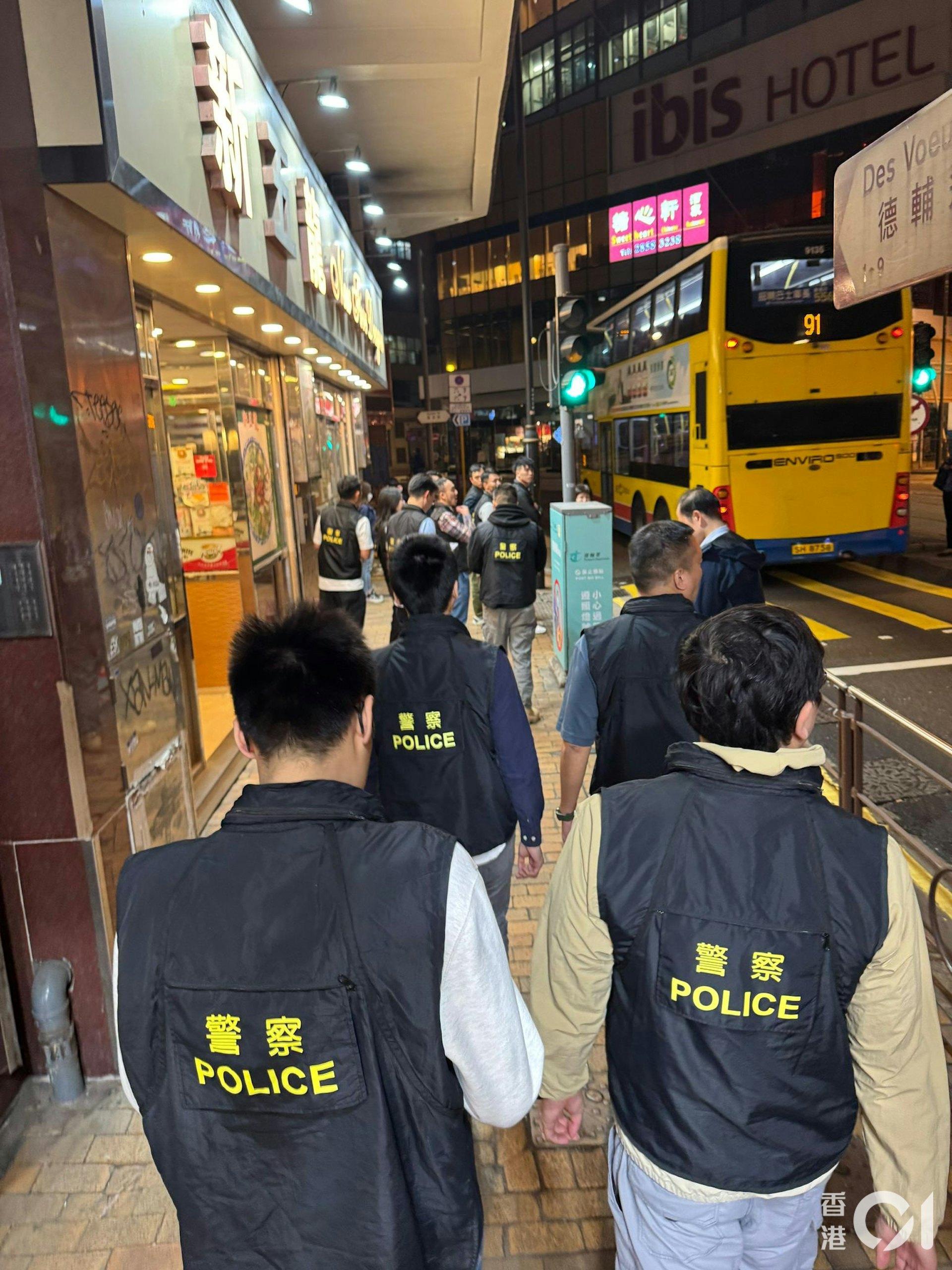 警方一連兩日(2至3日)展開代號反罪惡行動,搜查多間娛樂場所,再就11月19日西營盤傷人案拘捕一名32歲非華裔男子,累計3人落網。(警方提供) 警方一連兩日(2至3日)展開代號反罪惡行動,搜查多間娛樂場所,再就11月19日西營盤傷人案拘捕一名32歲非華裔男子,累計3人落網。(警方提供)