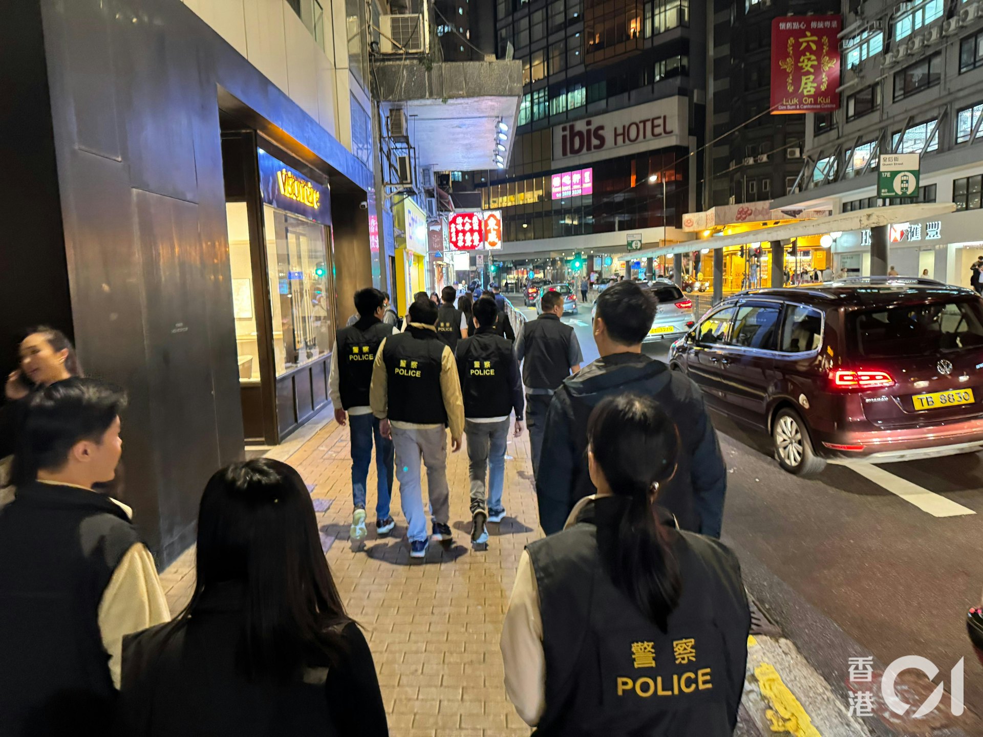 警方一連兩日(2至3日)展開代號反罪惡行動,搜查多間娛樂場所,再就11月19日西營盤傷人案拘捕一名32歲非華裔男子,累計3人落網。(警方提供) 警方一連兩日(2至3日)展開代號反罪惡行動,搜查多間娛樂場所,再就11月19日西營盤傷人案拘捕一名32歲非華裔男子,累計3人落網。(警方提供)