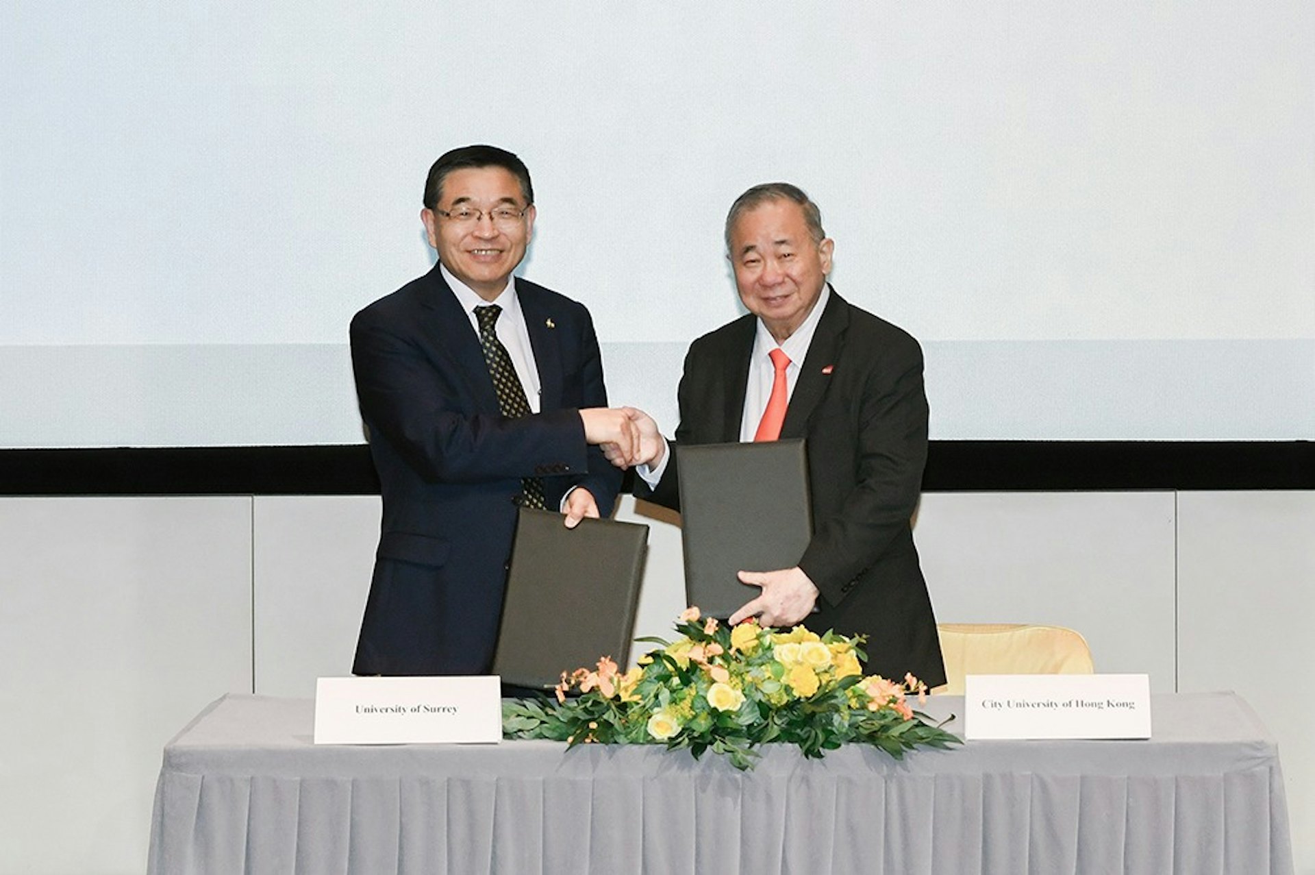 逯教授(左)和梅校長簽署合作協議。(城大提供圖片) 逯教授(左)和梅校長簽署合作協議。(城大提供圖片)