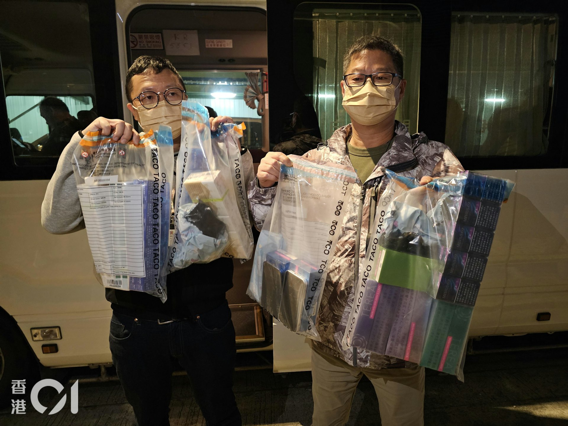 控煙辦人員與警方在行動中,檢獲共值約6,000元的私煙和電子煙。(梁偉權攝) 控煙辦人員與警方在行動中,檢獲共值約6,000元的私煙和電子煙。(梁偉權攝)