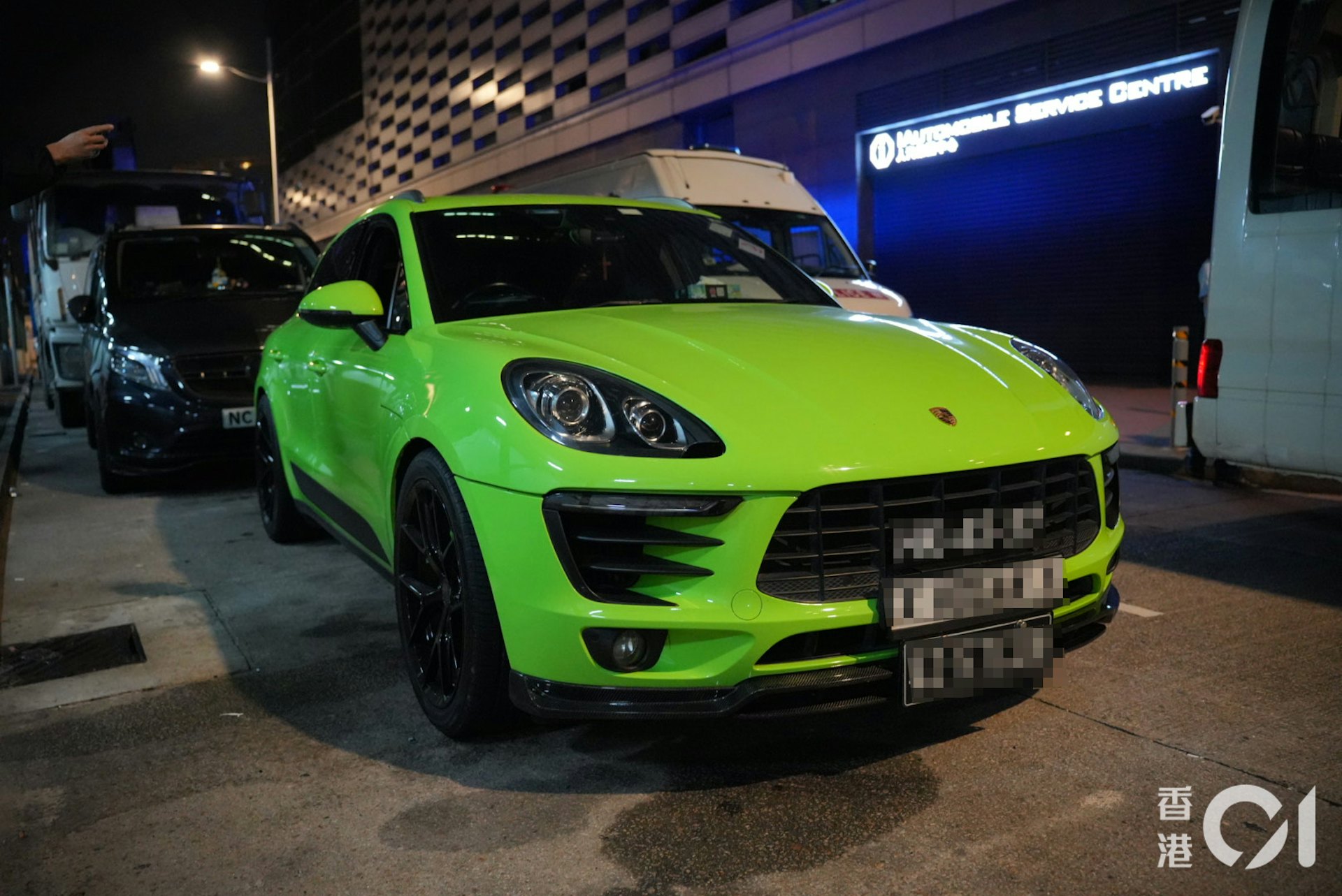 兩名涉案男子駕駛一輛掛有3地車牌的青綠色保時捷,到九龍灣與控煙辦臥底人員交收私煙,當場被捕,被搜出共值約6,000元的私煙和電子煙。(左朗星攝) 兩名涉案男子駕駛一輛掛有3地車牌的青綠色保時捷,到九龍灣與控煙辦臥底人員交收私煙,當場被捕,被搜出共值約6,000元的私煙和電子煙。(左朗星攝)