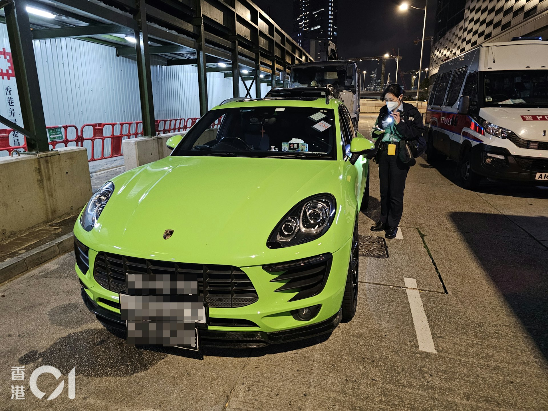 兩名涉案男子駕駛一輛掛有3地車牌的青綠色保時捷,到九龍灣與控煙辦臥底人員交收私煙,當場被捕,被搜出共值約6,000元的私煙和電子煙。(梁偉權攝) 兩名涉案男子駕駛一輛掛有3地車牌的青綠色保時捷,到九龍灣與控煙辦臥底人員交收私煙,當場被捕,被搜出共值約6,000元的私煙和電子煙。(梁偉權攝)