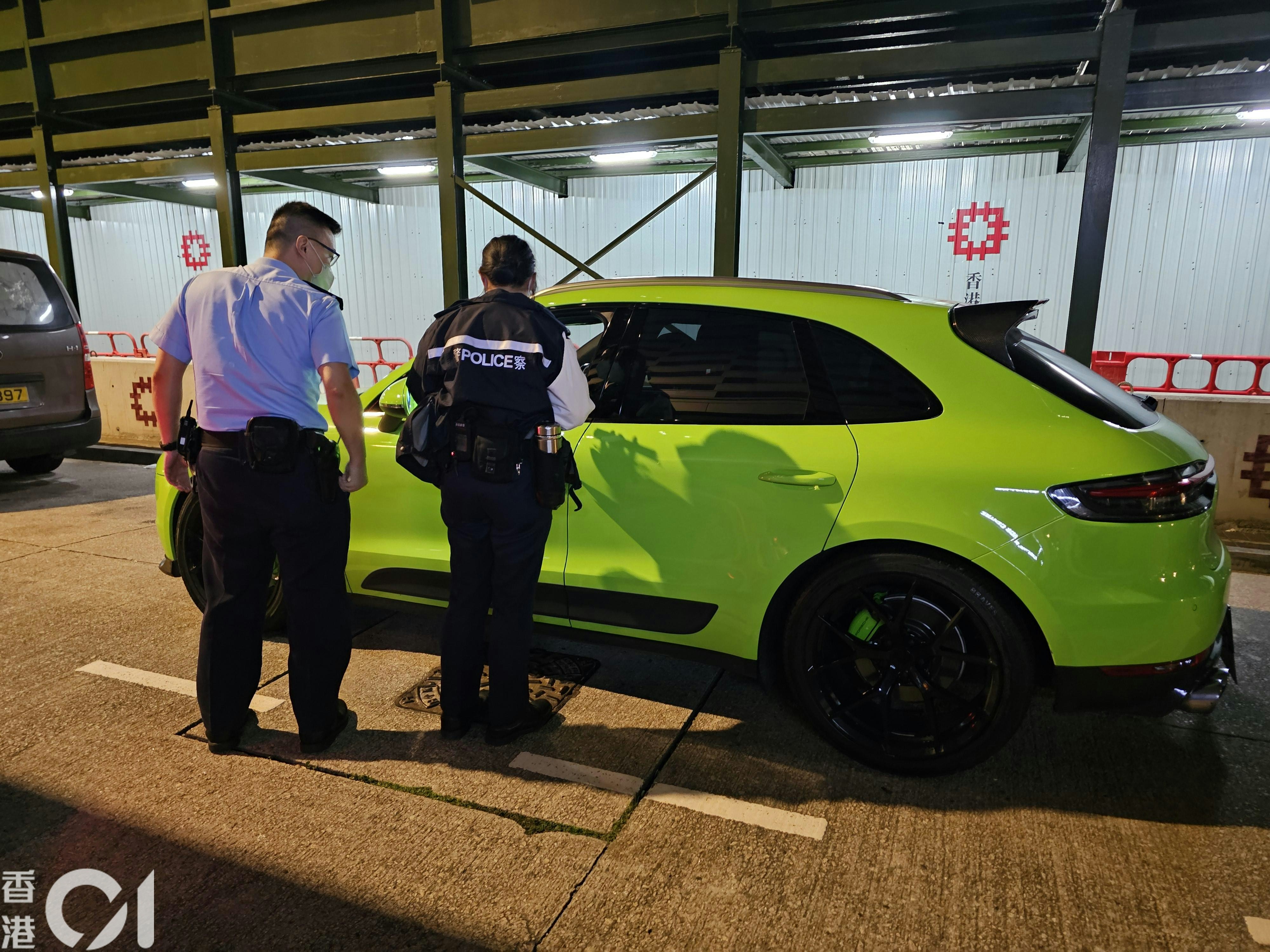 兩名涉案男子駕駛一輛掛有3地車牌的青綠色保時捷，到九龍灣與控煙辦臥底人員交收私煙，當場被捕，被搜出共值約6,000元的私煙和電子煙。（梁偉權攝）