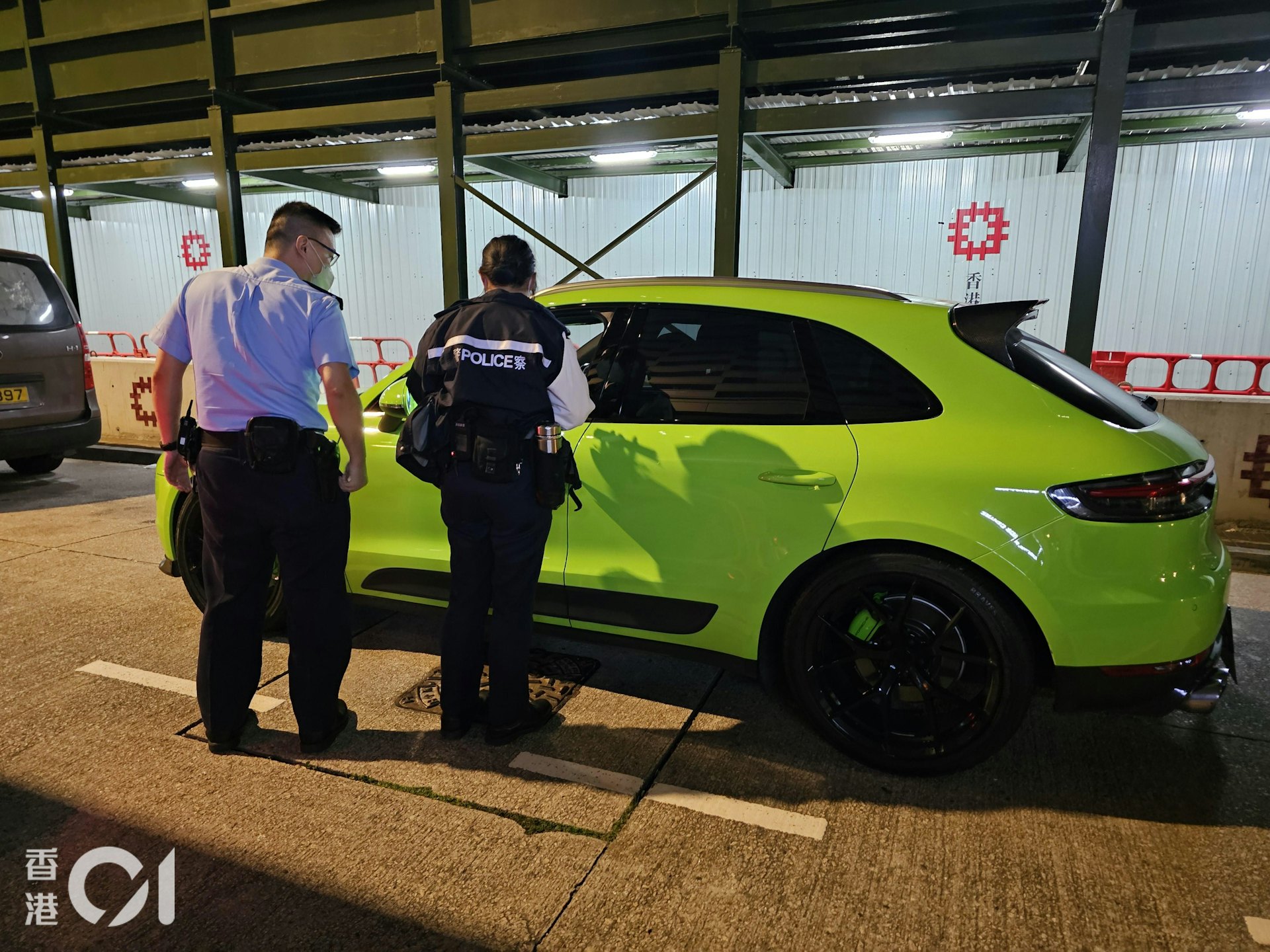 兩名涉案男子駕駛一輛掛有3地車牌的青綠色保時捷,到九龍灣與控煙辦臥底人員交收私煙,當場被捕,被搜出共值約6,000元的私煙和電子煙。(梁偉權攝) 兩名涉案男子駕駛一輛掛有3地車牌的青綠色保時捷,到九龍灣與控煙辦臥底人員交收私煙,當場被捕,被搜出共值約6,000元的私煙和電子煙。(梁偉權攝)