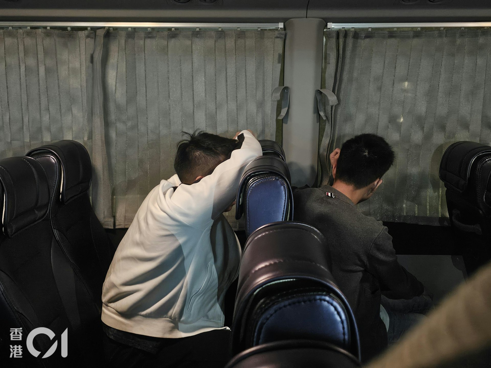 兩名涉案男子駕駛一輛掛有3地車牌的青綠色保時捷,到九龍灣與控煙辦臥底人員交收私煙,當場被捕,被搜出共值約6,000元的私煙和電子煙。據知被捕司機(左)從事飲食業,與臥底交收的乘客(右)則為「財仔」。(梁偉權攝) 兩名涉案男子駕駛一輛掛有3地車牌的青綠色保時捷,到九龍灣與控煙辦臥底人員交收私煙,當場被捕,被搜出共值約6,000元的私煙和電子煙。據知被捕司機(左)從事飲食業,與臥底交收的乘客(右)則為「財仔」。(梁偉權攝)