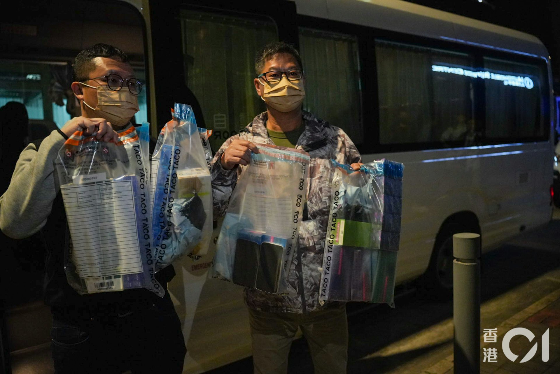 控煙辦人員與警方在行動中,檢獲共值約6,000元的私煙和電子煙。(左朗星攝) 控煙辦人員與警方在行動中,檢獲共值約6,000元的私煙和電子煙。(左朗星攝)