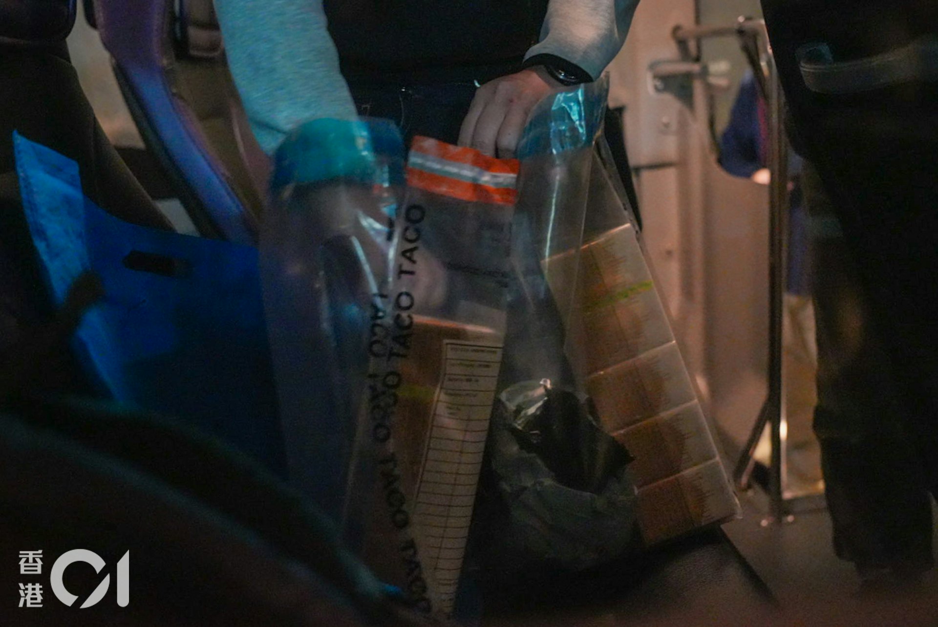 控煙辦人員與警方在行動中,檢獲共值約6,000元的私煙和電子煙。(左朗星攝) 控煙辦人員與警方在行動中,檢獲共值約6,000元的私煙和電子煙。(左朗星攝)