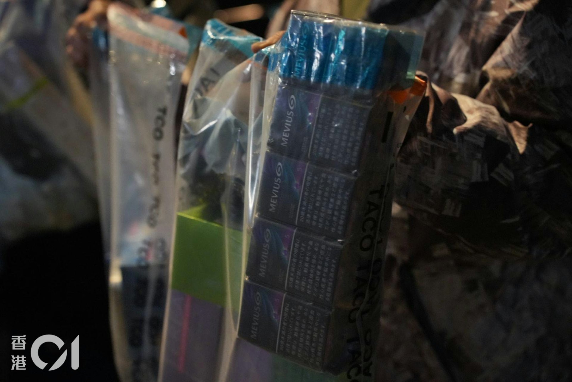 控煙辦人員與警方在行動中,檢獲共值約6,000元的私煙和電子煙。(左朗星攝) 控煙辦人員與警方在行動中,檢獲共值約6,000元的私煙和電子煙。(左朗星攝)