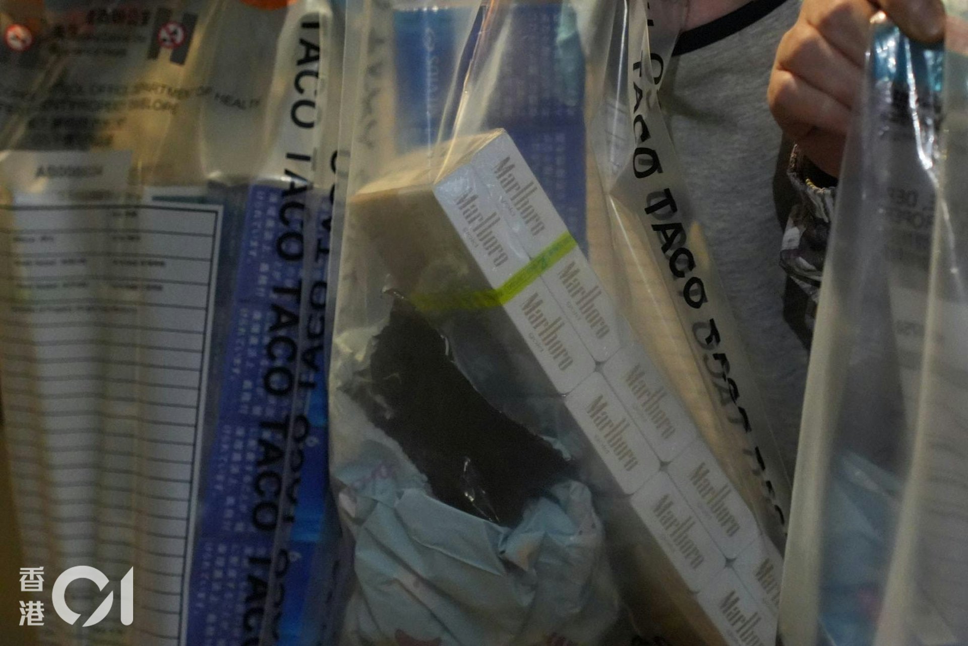 控煙辦人員與警方在行動中,檢獲共值約6,000元的私煙和電子煙。(左朗星攝) 控煙辦人員與警方在行動中,檢獲共值約6,000元的私煙和電子煙。(左朗星攝)