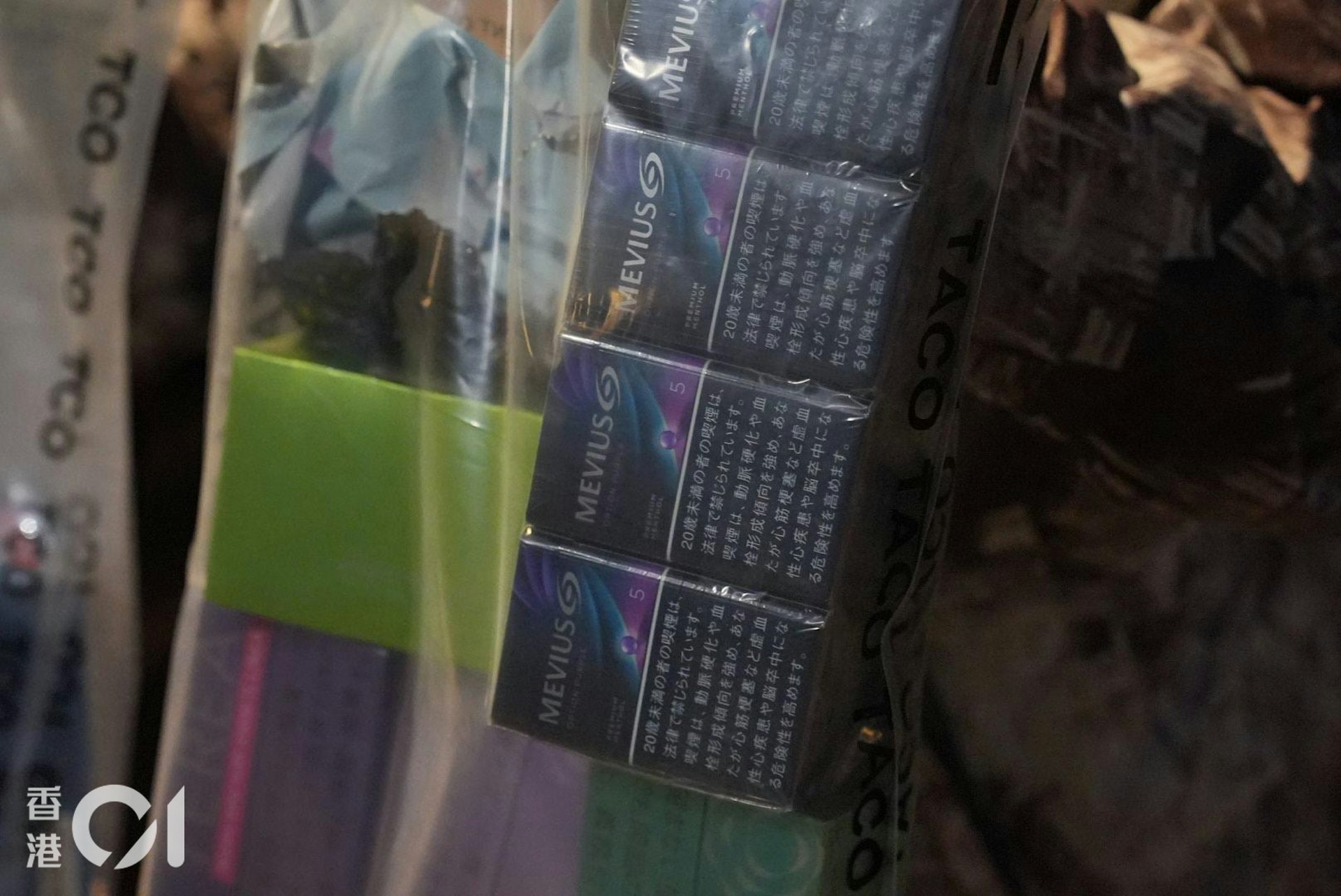 控煙辦人員與警方在行動中,檢獲共值約6,000元的私煙和電子煙。(左朗星攝) 控煙辦人員與警方在行動中,檢獲共值約6,000元的私煙和電子煙。(左朗星攝)