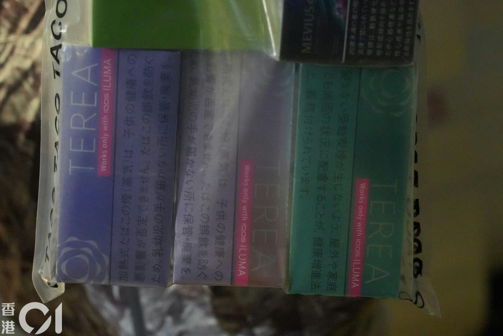 控煙辦人員與警方在行動中，檢獲共值約6,000元的私煙和電子煙。（左朗星攝）