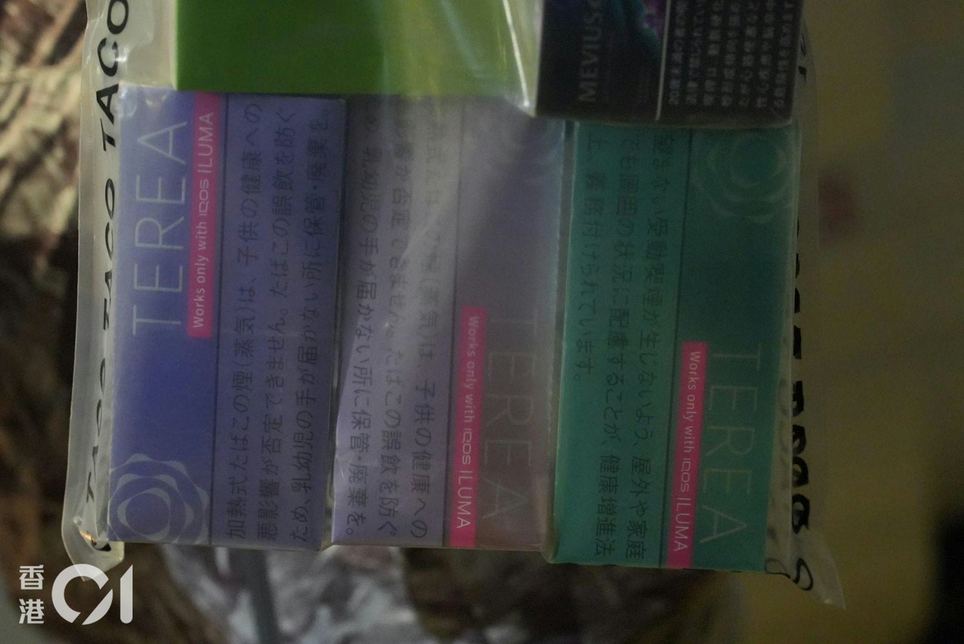 控煙辦人員與警方在行動中,檢獲共值約6,000元的私煙和電子煙。(左朗星攝) 控煙辦人員與警方在行動中,檢獲共值約6,000元的私煙和電子煙。(左朗星攝)